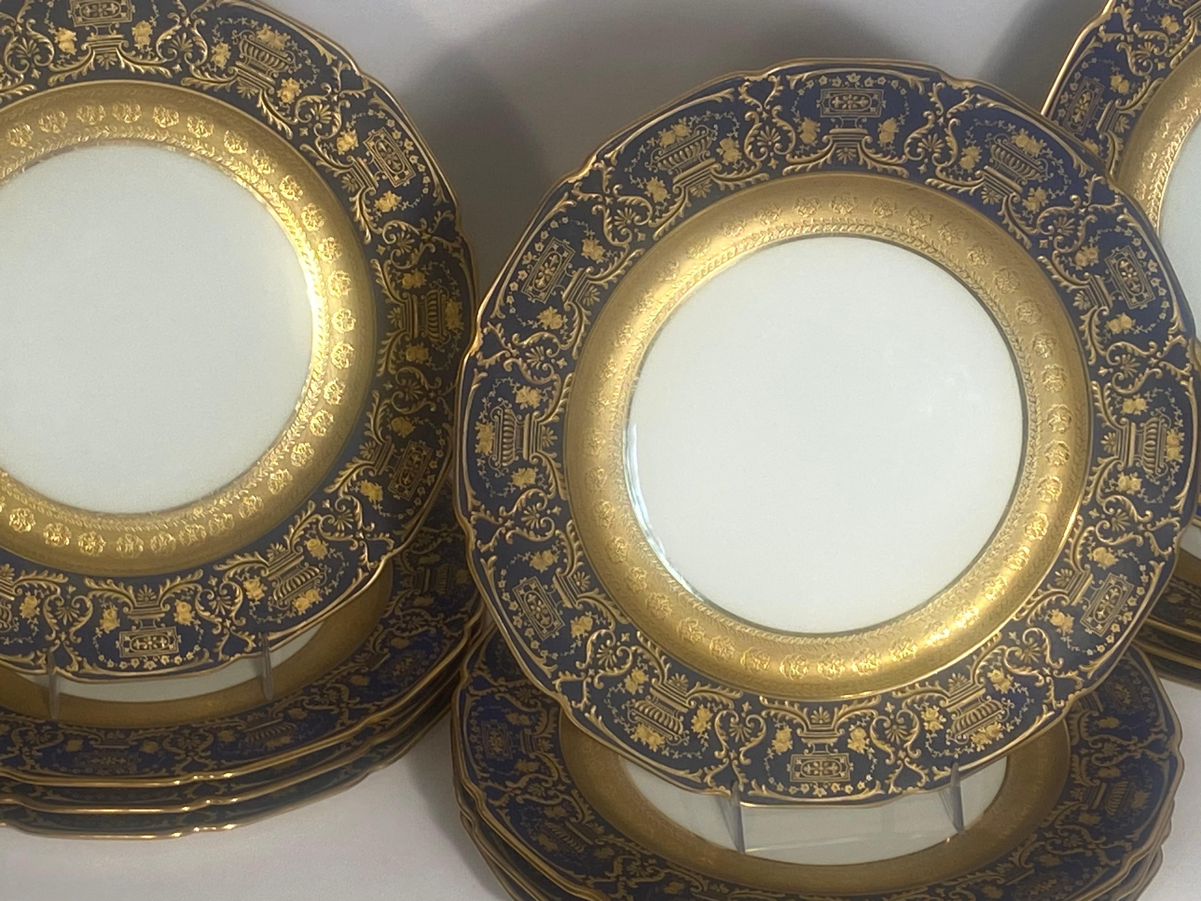 Début du 20ème siècle Ensemble de 12 assiettes plates anciennes de Limoges bleu cobalt et dorées en relief vers 1900 en vente