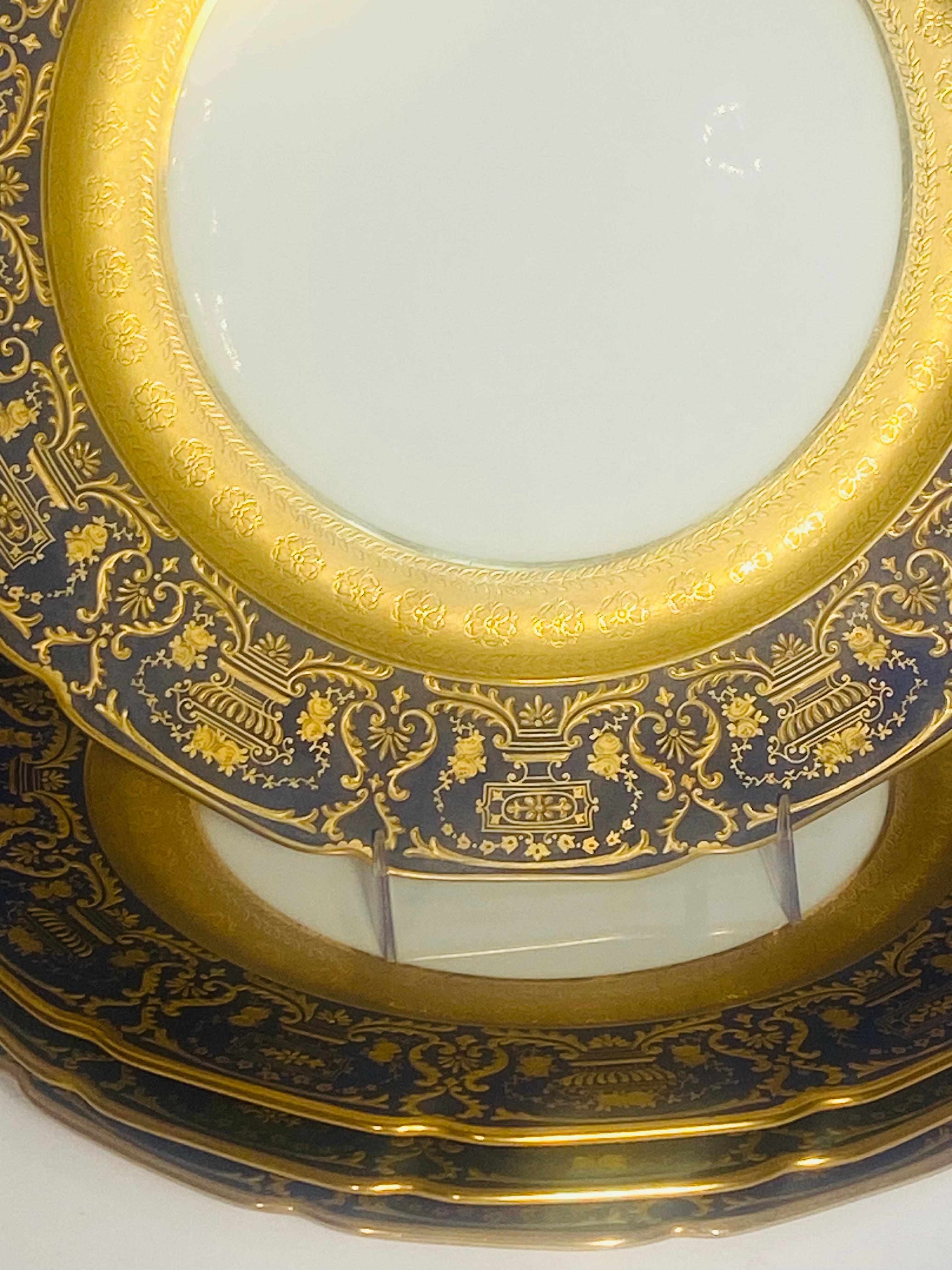 Or Ensemble de 12 assiettes plates anciennes de Limoges bleu cobalt et dorées en relief vers 1900 en vente