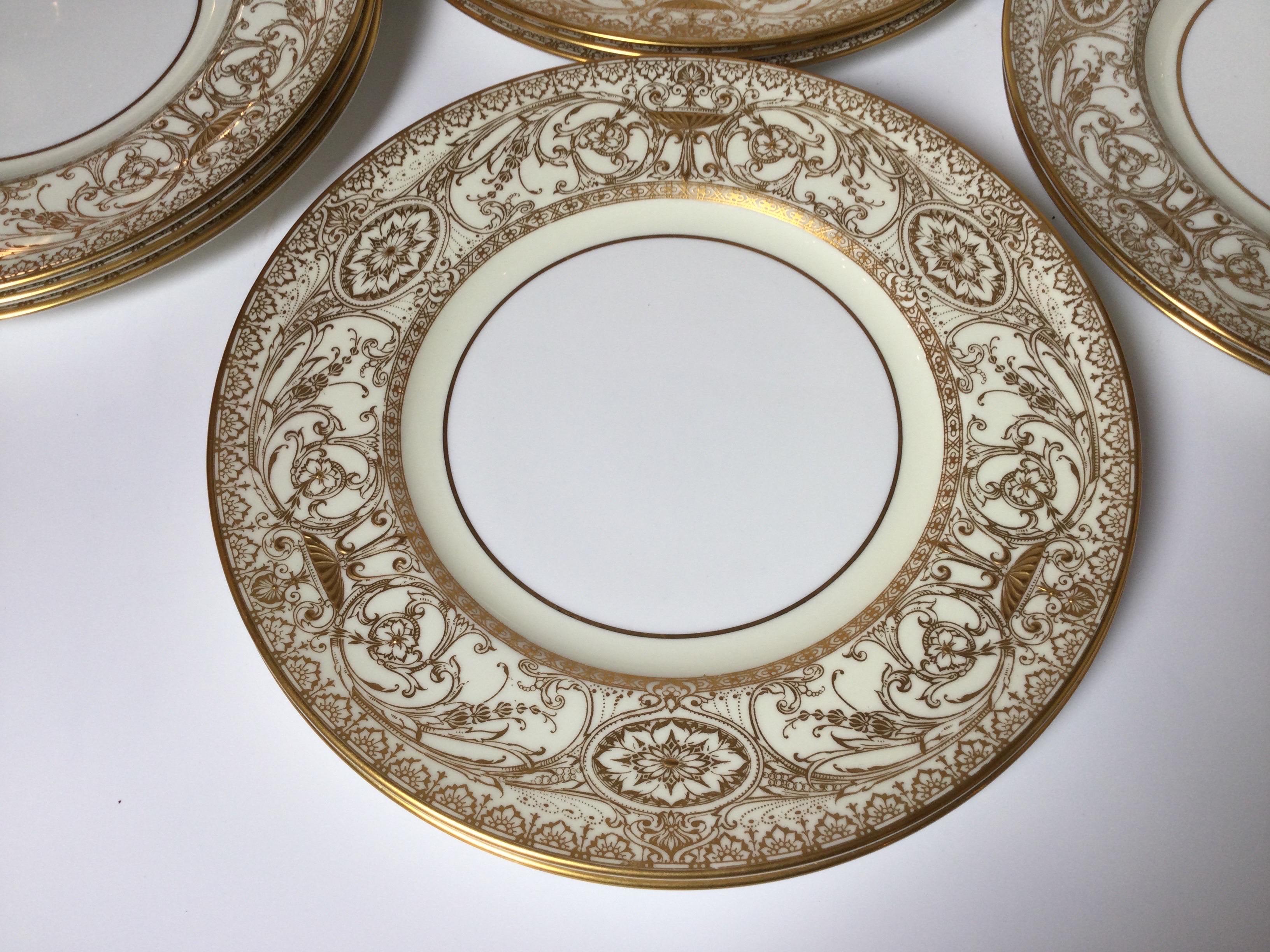 Doré Lot de 12 assiettes de service anglaises en porcelaine dorée surélevée en vente