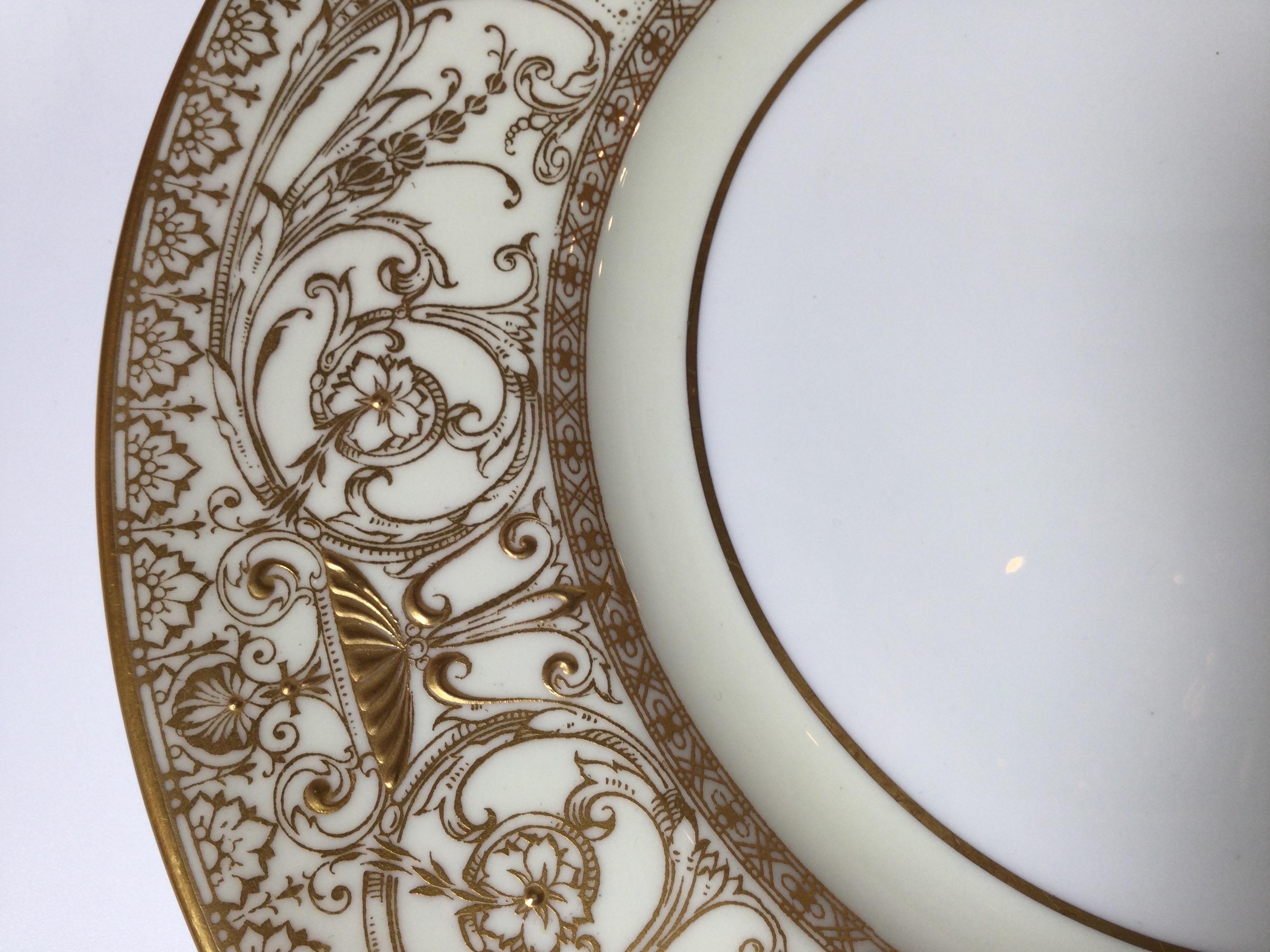 Milieu du XXe siècle Lot de 12 assiettes de service anglaises en porcelaine dorée surélevée en vente