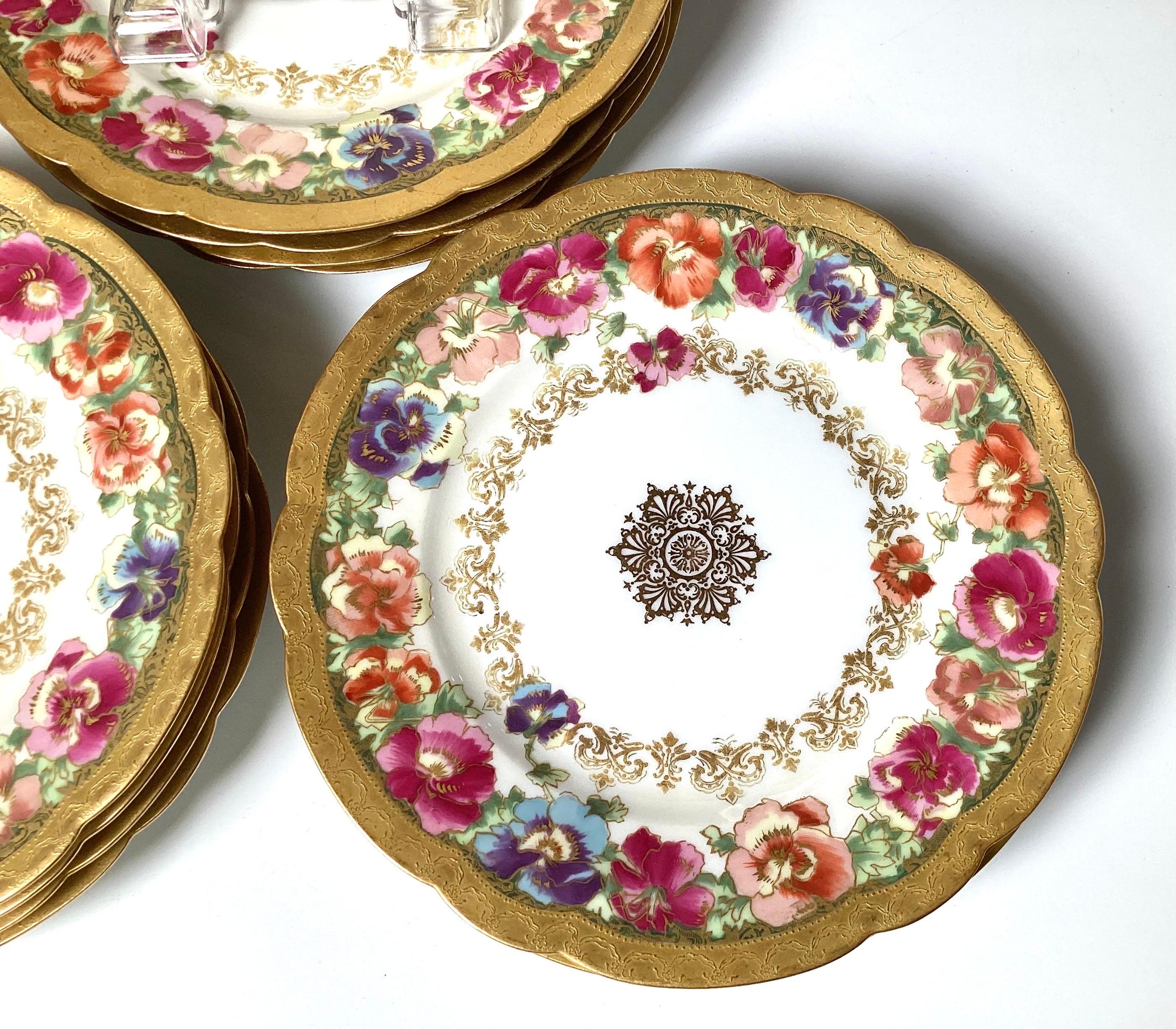 Louis XV Ensemble de 12 assiettes décoratives de déjeuner en porcelaine peintes à la main, vers 1890 en vente