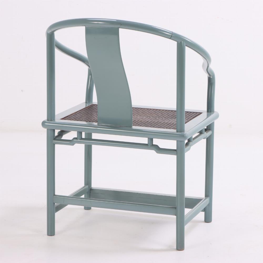 Trovato in Argentina, questo set semplice e minimalista richiama sia il design MCM che l'antico stile cinese. Gli schienali a ferro di cavallo con braccioli continui, le stecche singole ricurve sopra i sedili quadrati con canna e le gambe dritte