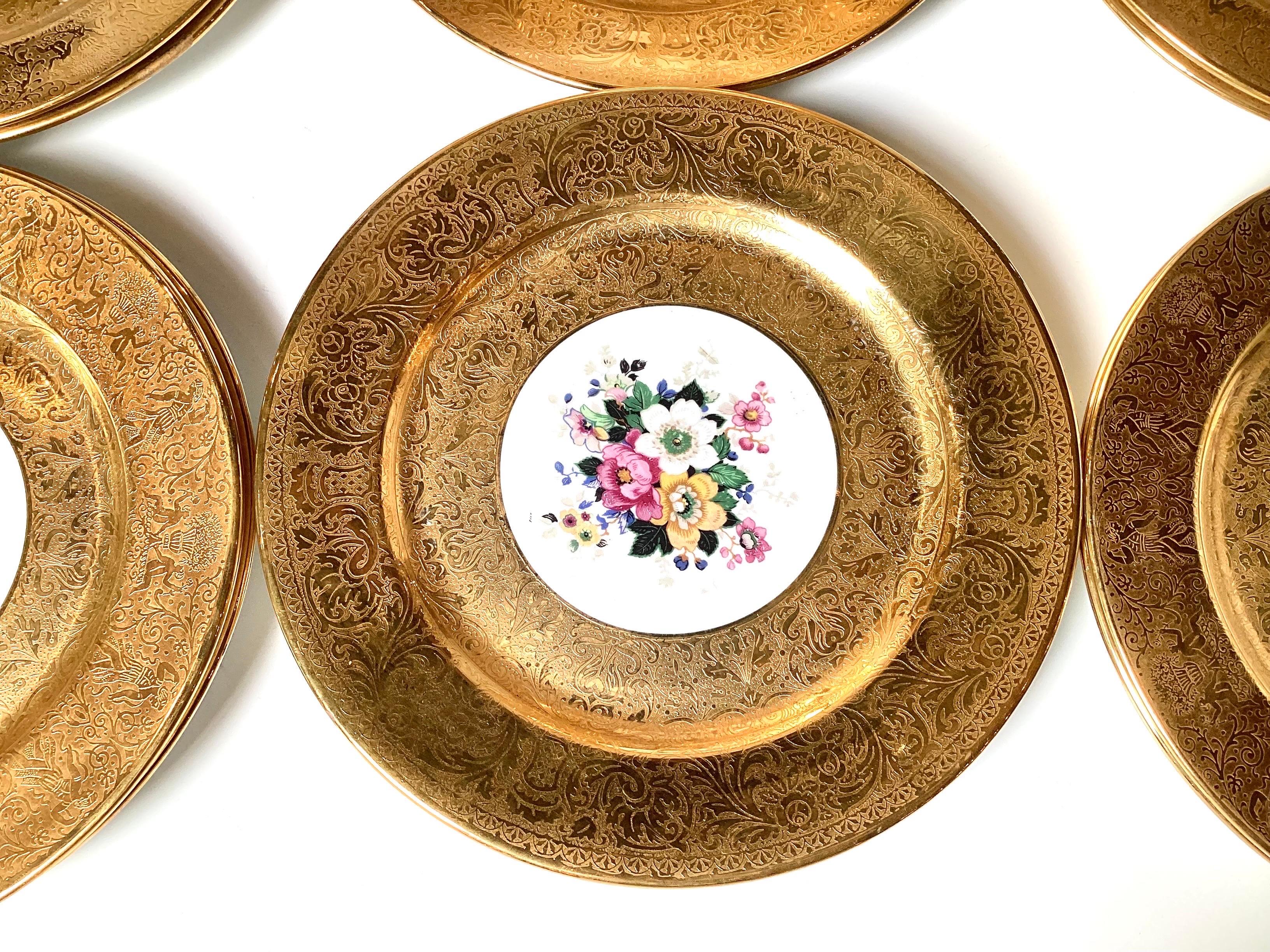 Victorian A Set of 12 Lavish Gold Floral Service Cabinet Plates For Sale