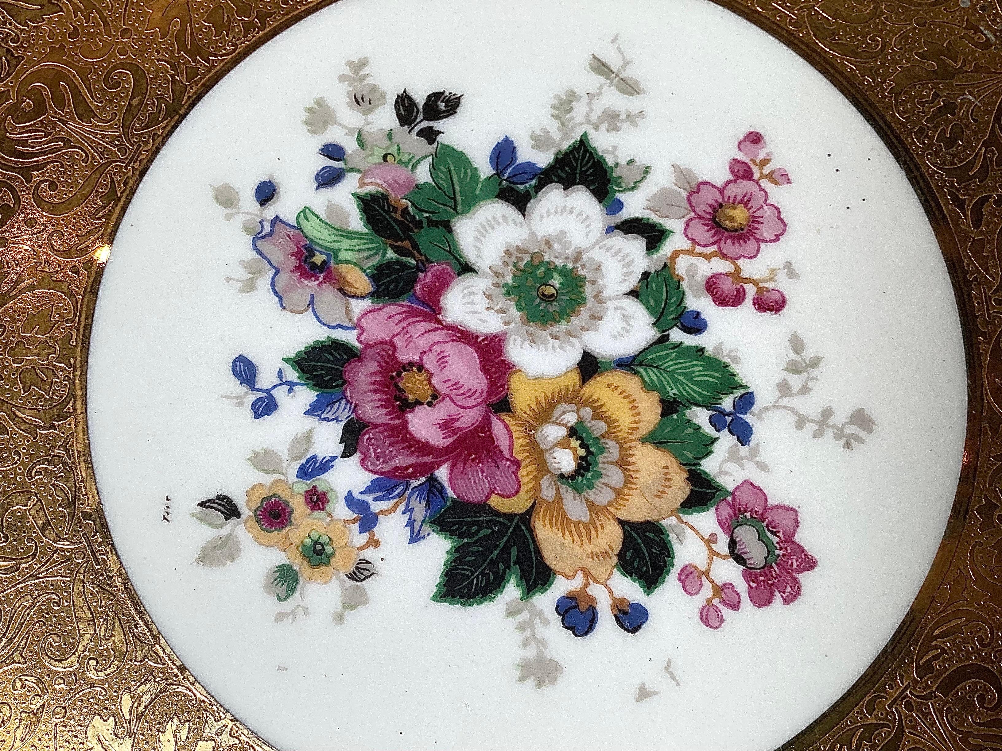 20th Century A Set of 12 Lavish Gold Floral Service Cabinet Plates For Sale