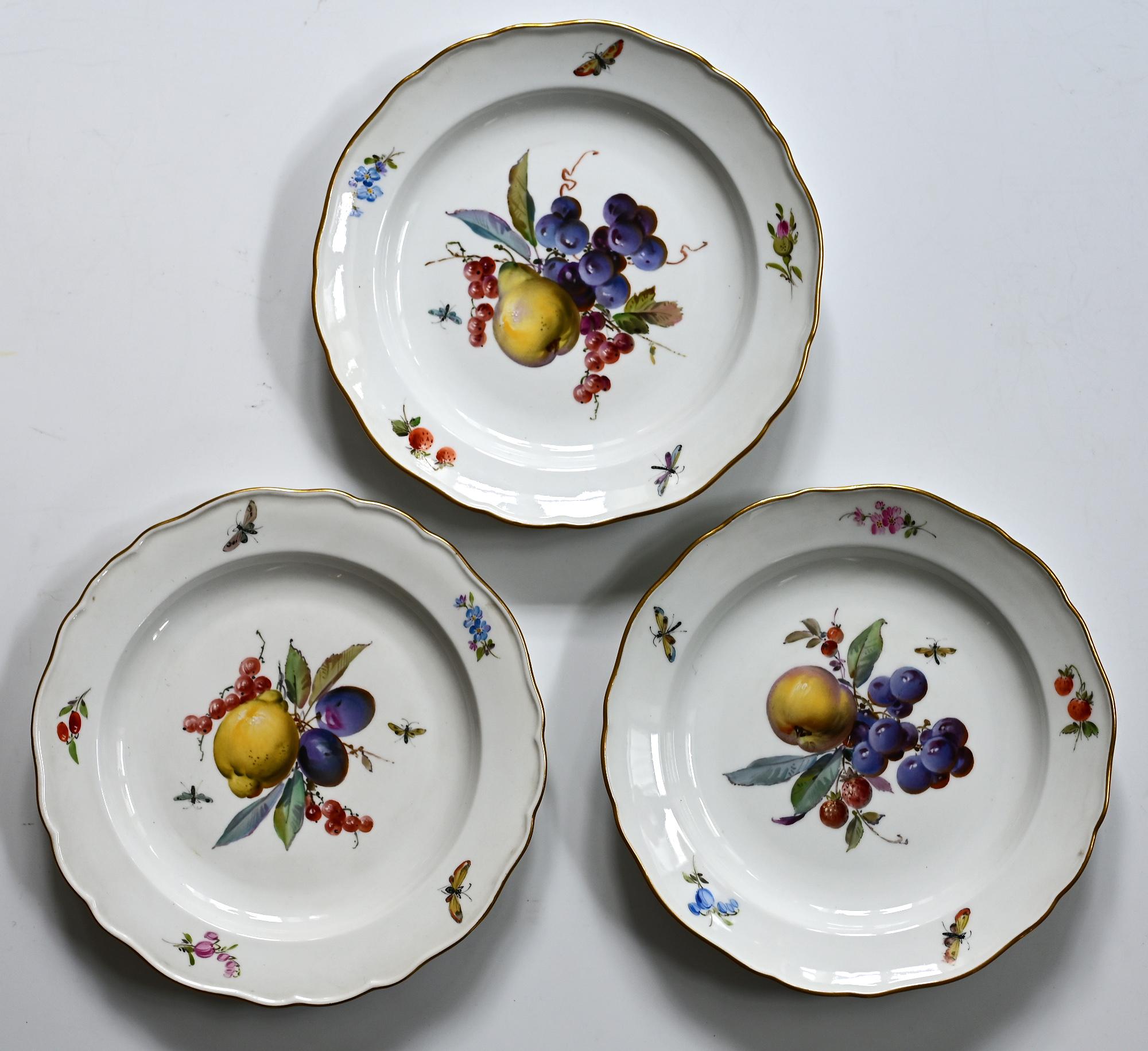 A set of 12 Meissen porcelain plates, with fruits, insects and flowers,
19.Jhdt. Meissen, Saxonia.
Beautifully very fine hand painted the outer rim gilded
Underglaze blue crossed swords mark to the reverse.