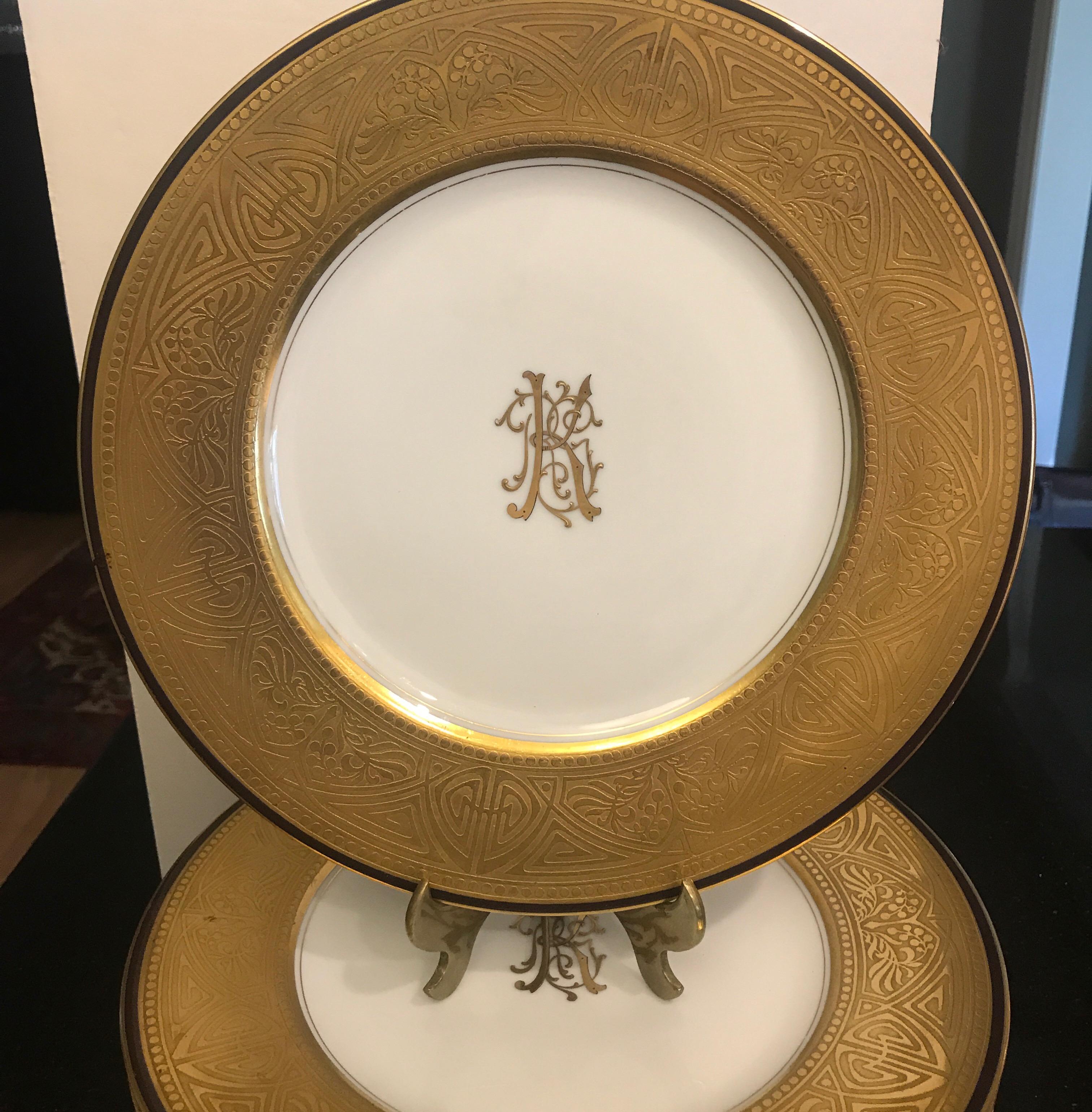 Elegant set of 12 lavish bordered porcelain service plates. The 10.75