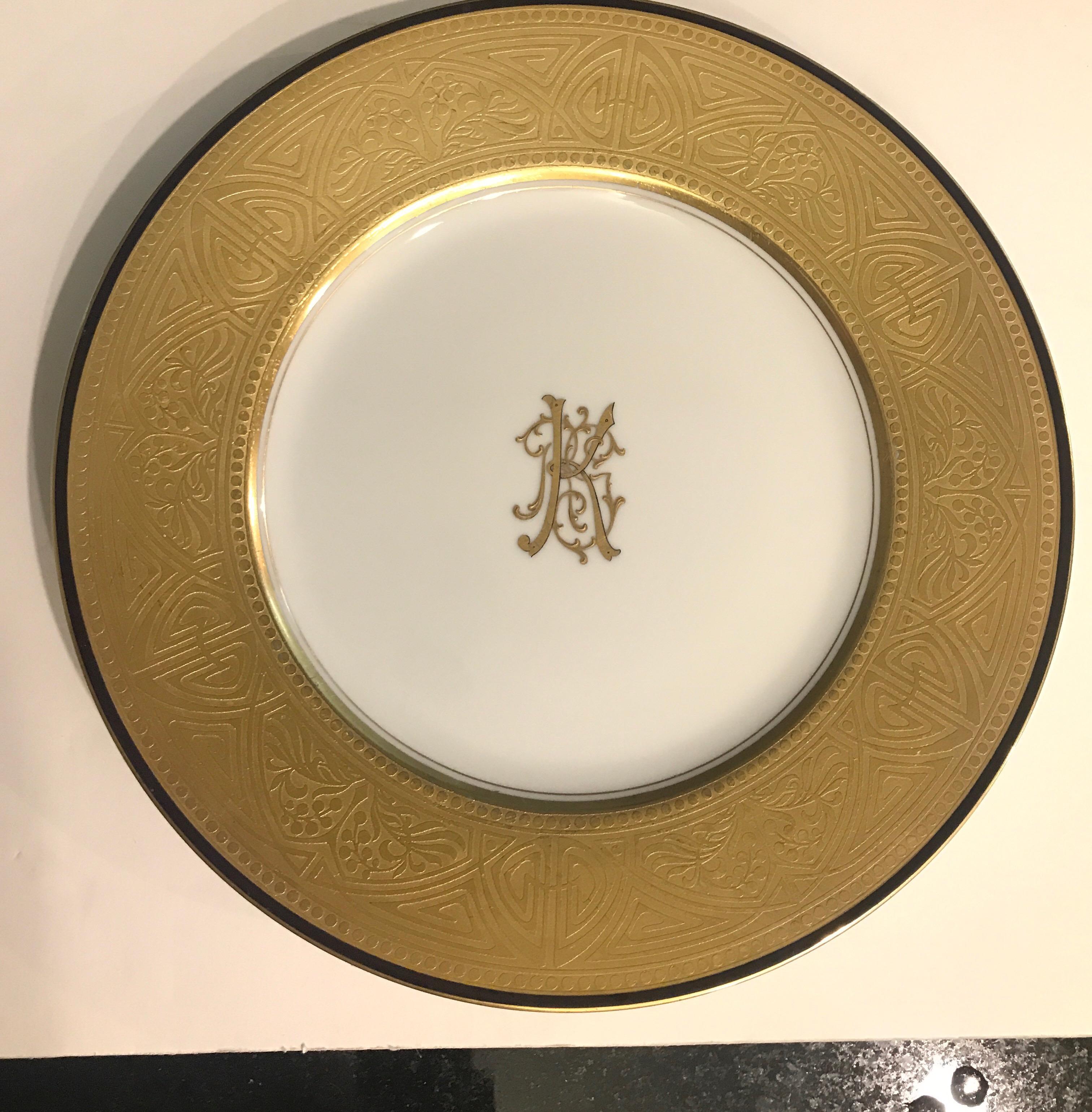 Set of 12 Porcelain Art Nouveau Gold Encrusted Service Dinner Plates In Excellent Condition In Lambertville, NJ