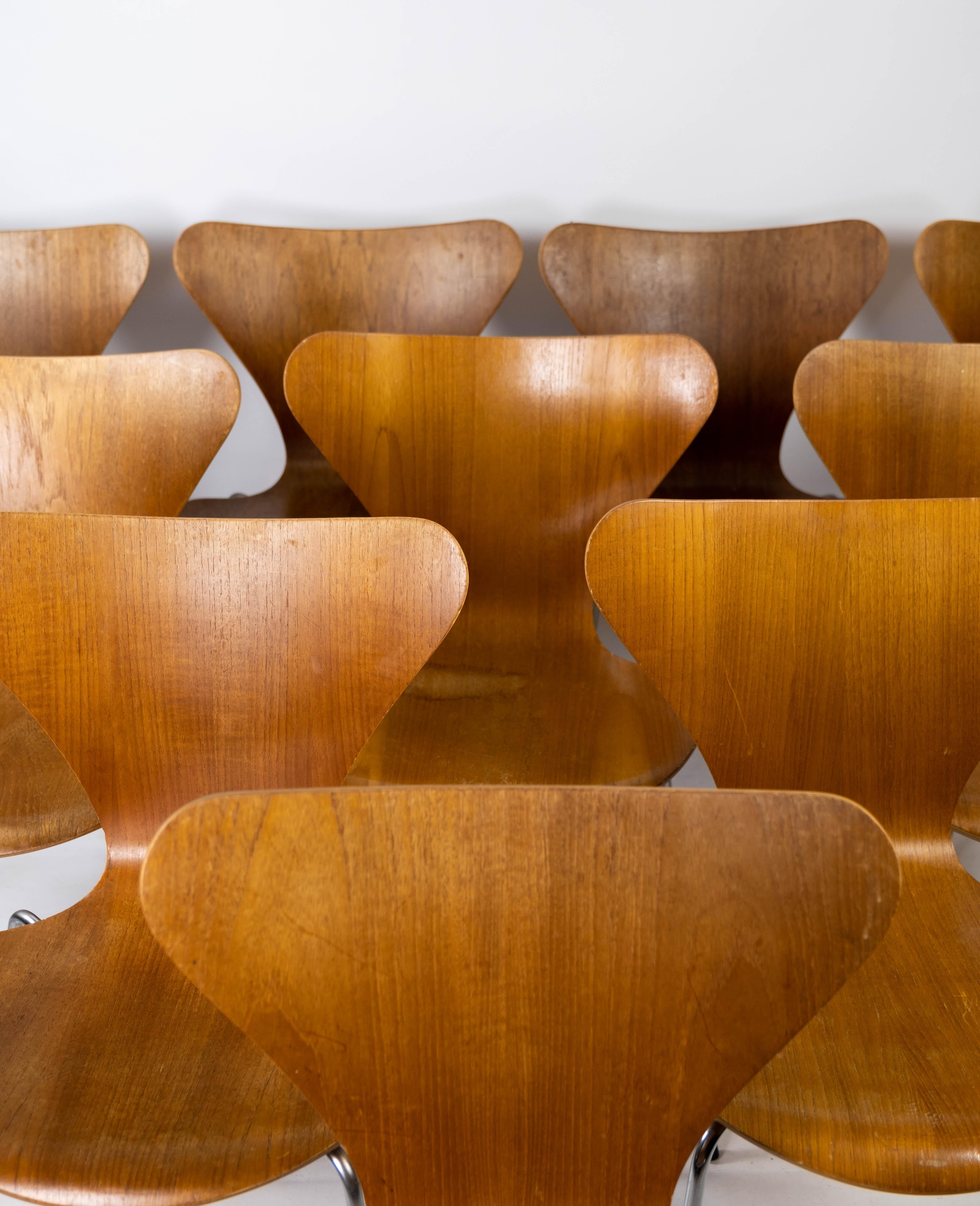 Set of 12 Series Seven Chairs, Model 3107, of Teak Designed by Arne Jacobsen 3