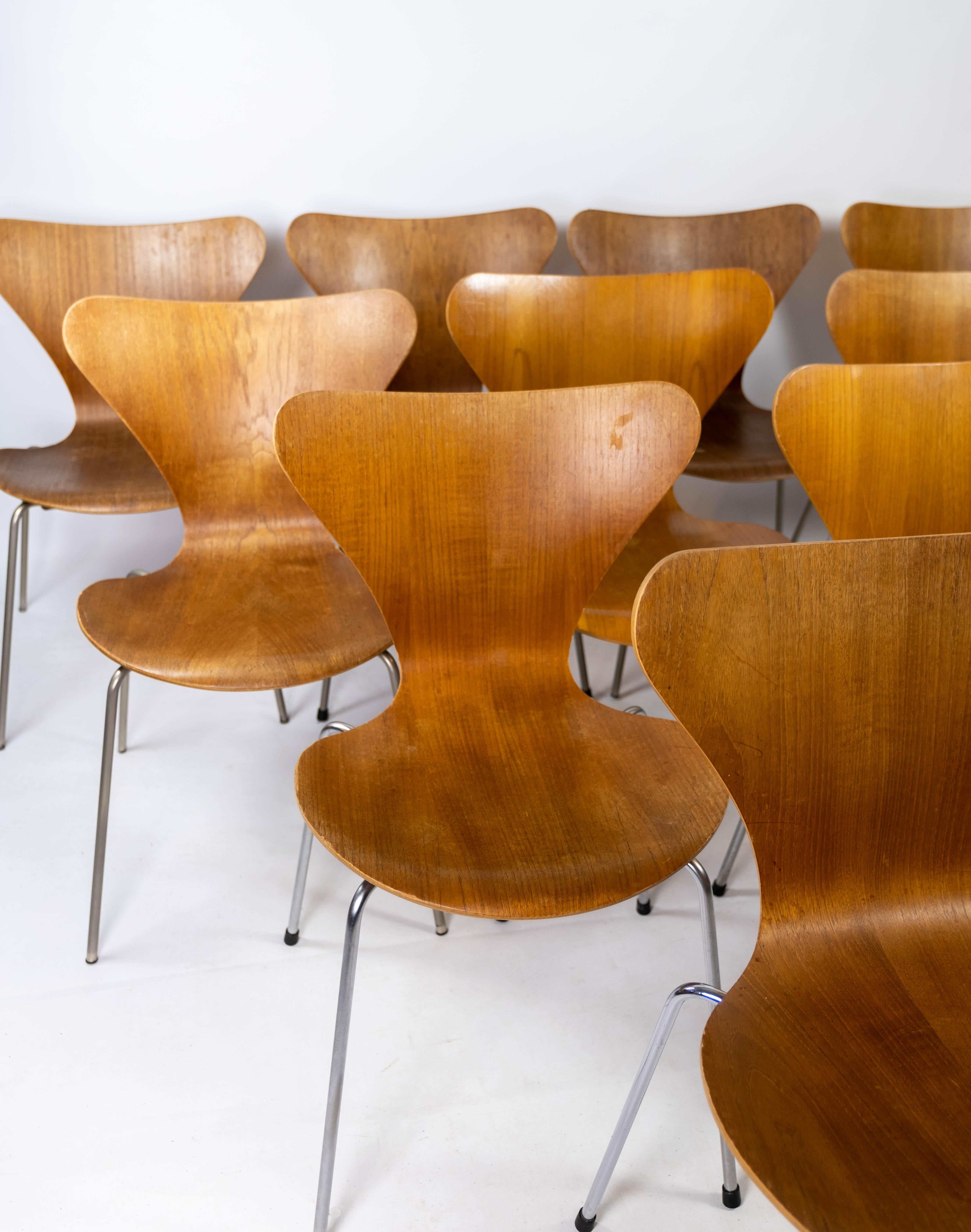 Set of 12 Series Seven Chairs, Model 3107, of Teak Designed by Arne Jacobsen 4