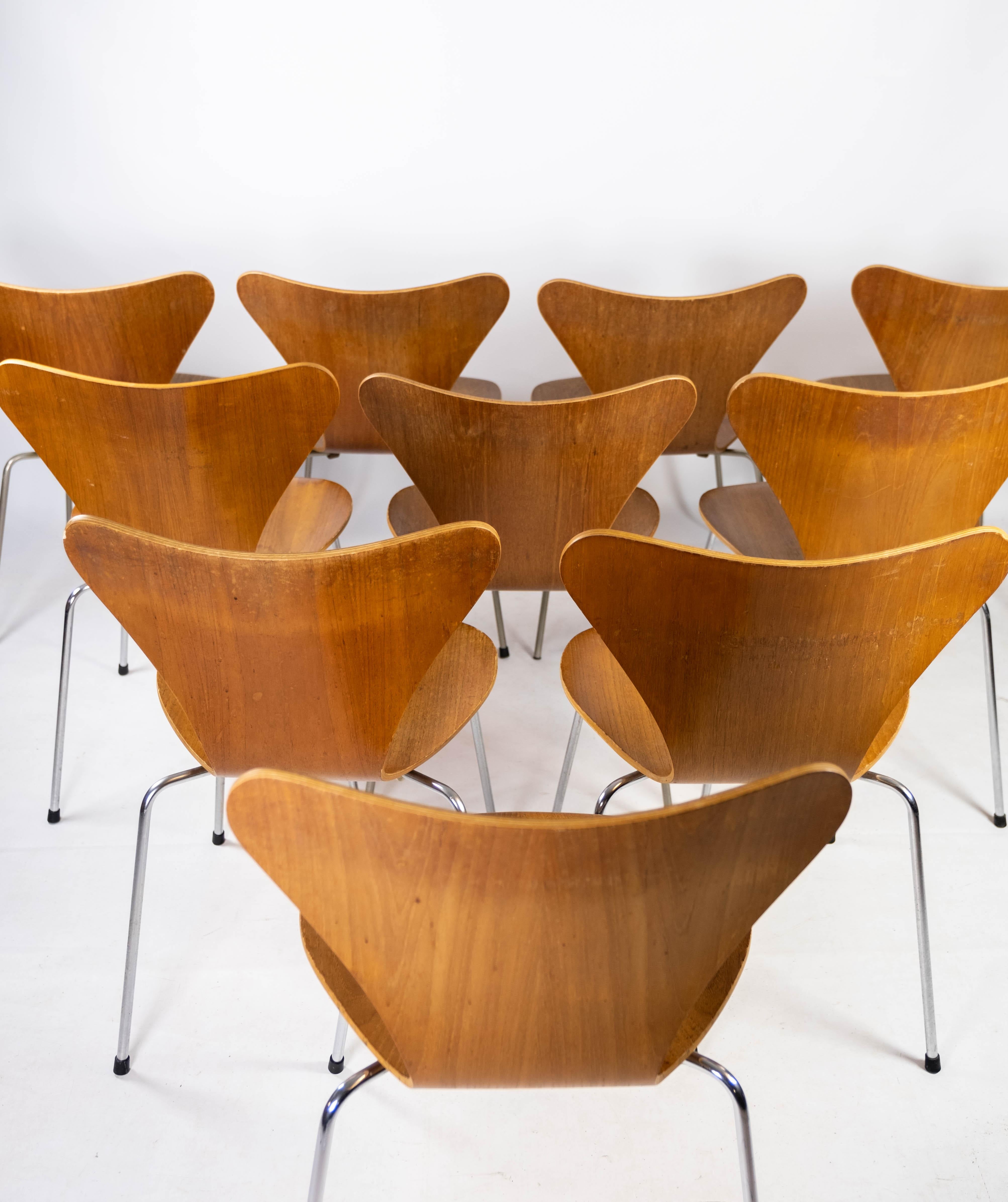 Set of 12 Series Seven Chairs, Model 3107, of Teak Designed by Arne Jacobsen 5