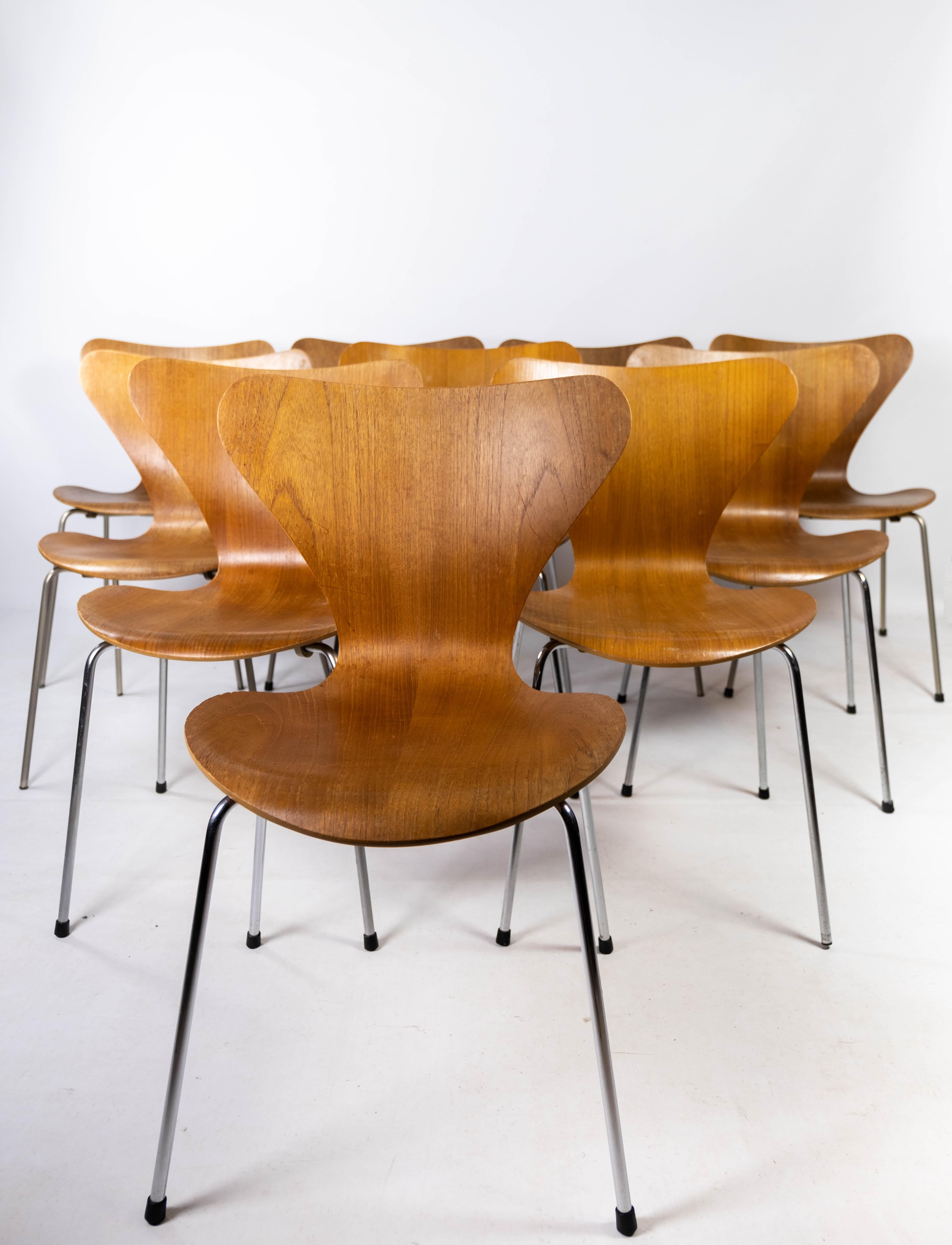 Set of 12 Series Seven Chairs, Model 3107, of Teak Designed by Arne Jacobsen 2
