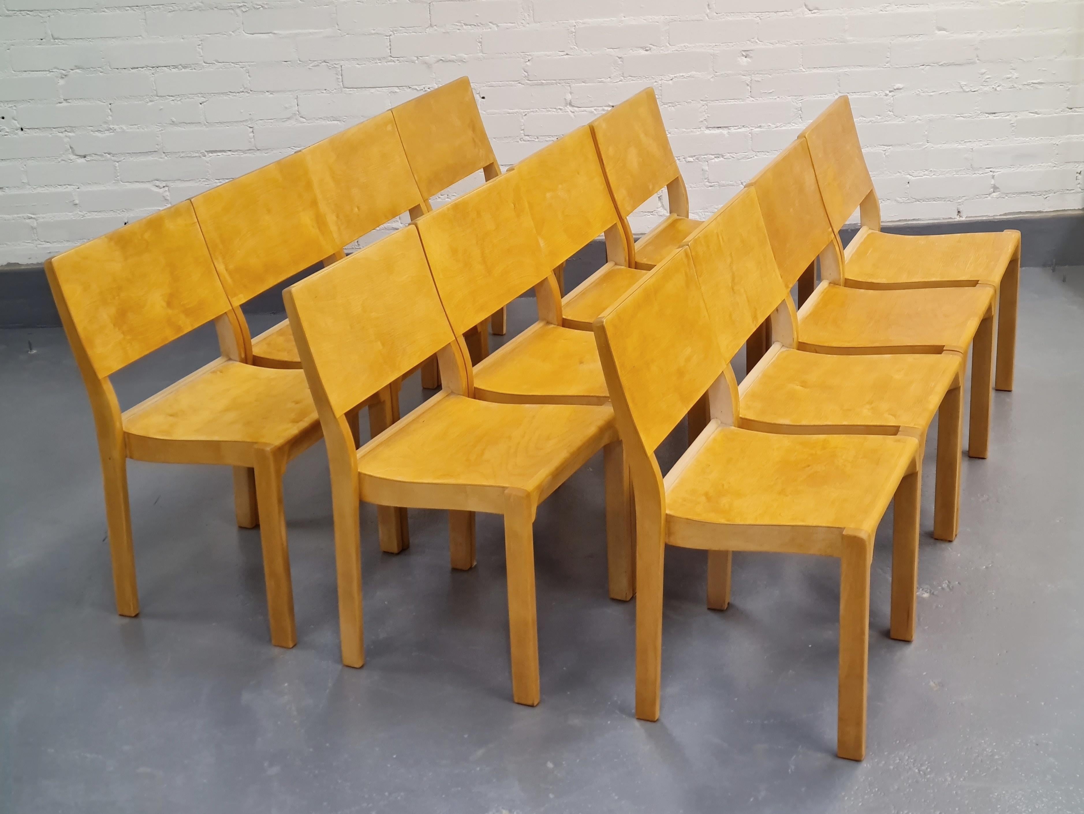 Set of 12 Stackable Alvar Aalto 611-Chairs for Artek In Good Condition In Helsinki, FI