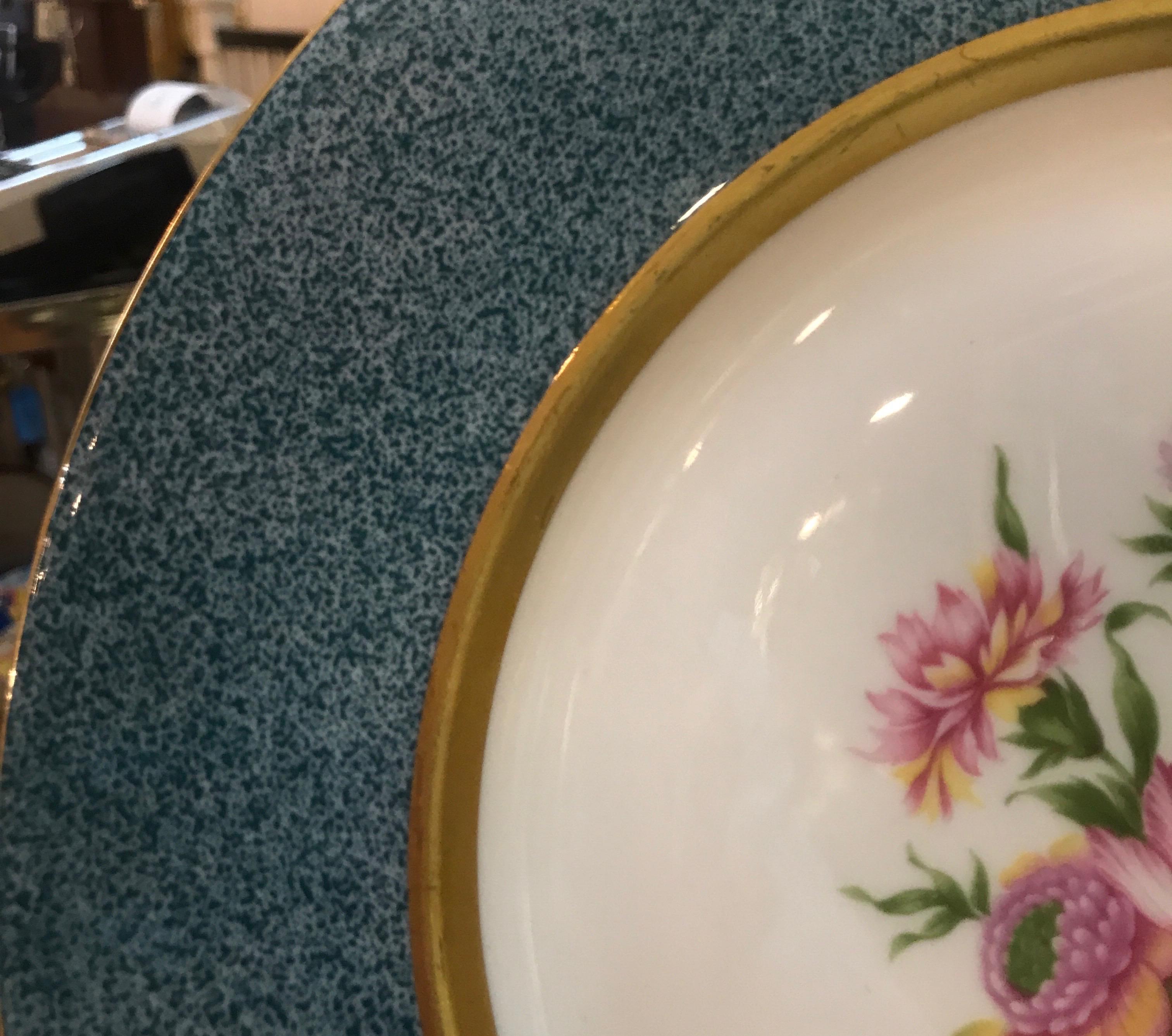 Milieu du XXe siècle Ensemble de 12 assiettes à dîner Theodore Haviland à motifs floraux et dorés de 10,75 diamètres en vente