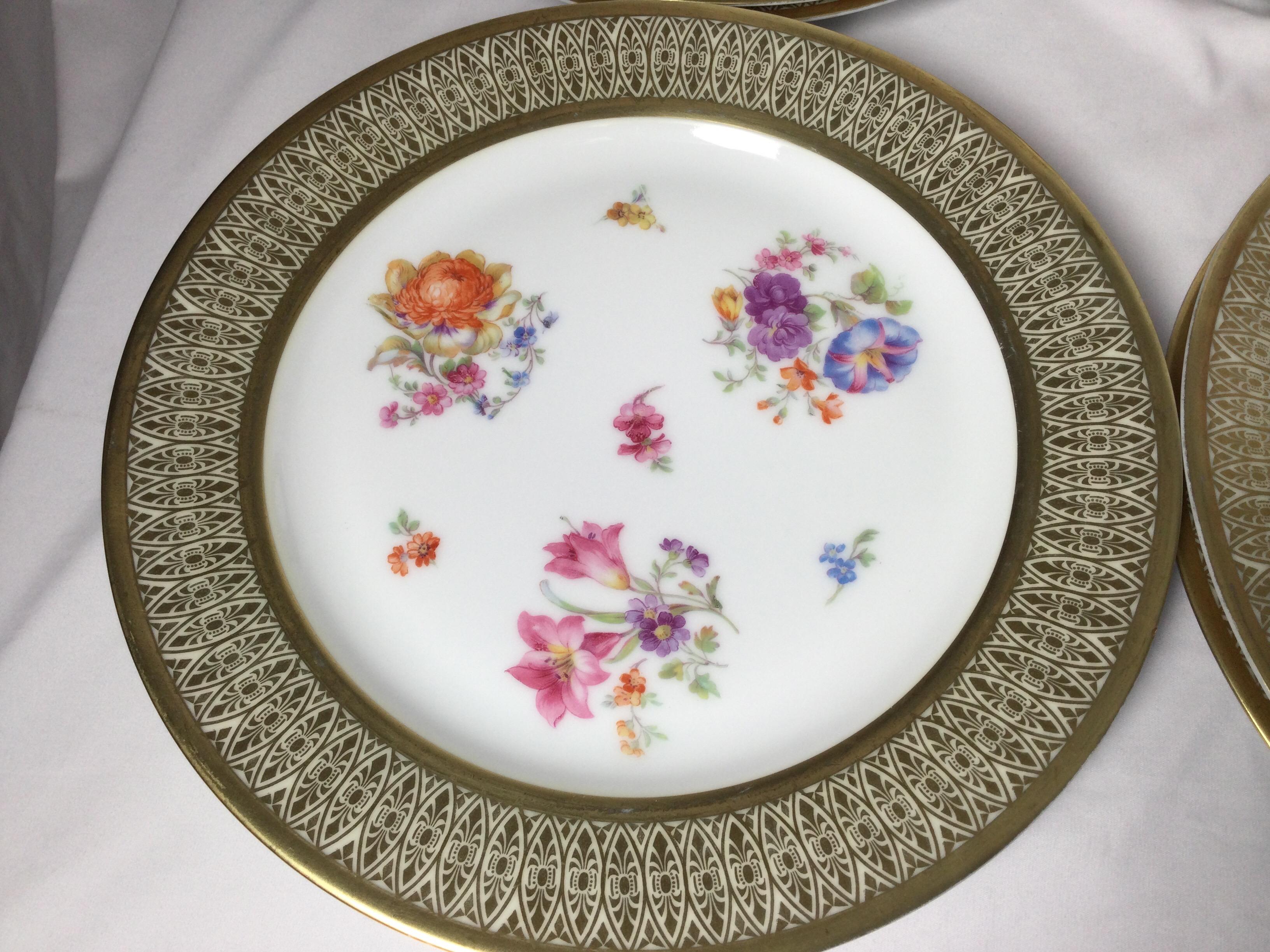 Set of 12 Tirschenreuth Porcelain Service Plates In Good Condition For Sale In Lambertville, NJ