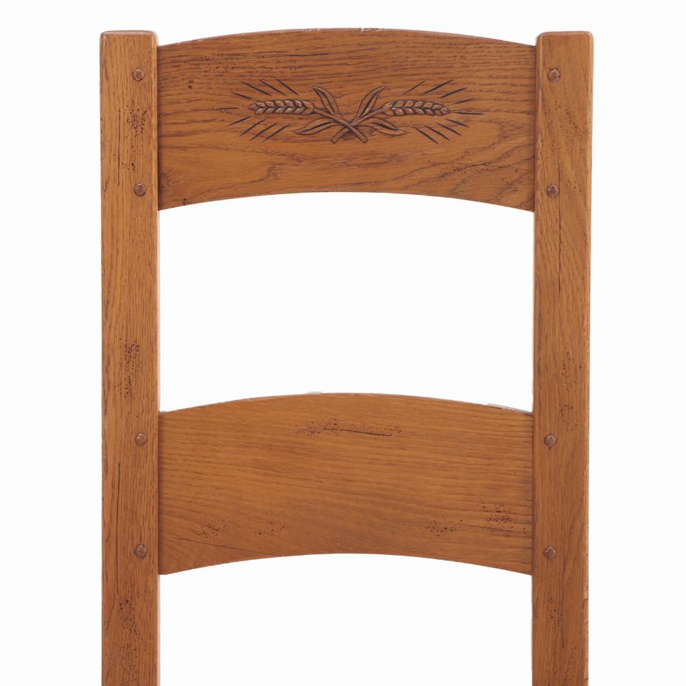 Intagliato Un set di 14 sedie da pranzo con schienale a scaletta in Oak francese, C.C. 1960. in vendita