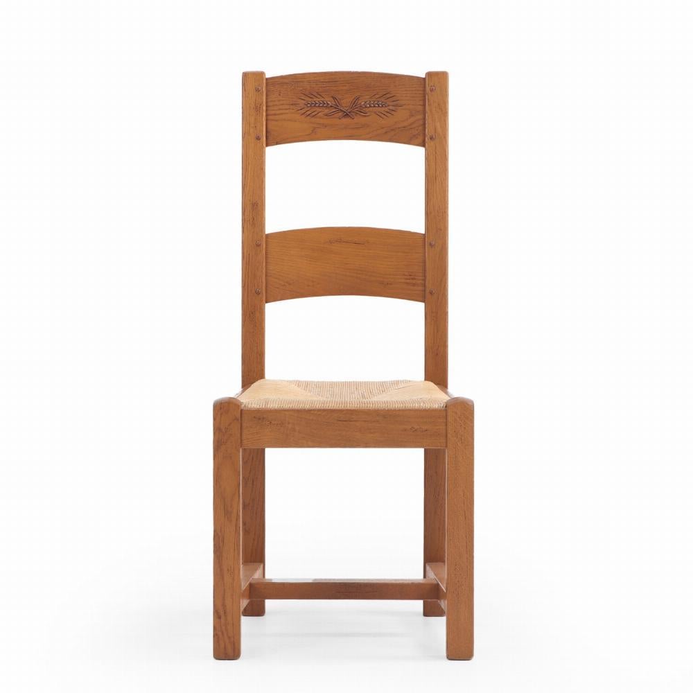 Un set di 14 sedie da pranzo con schienale a scaletta in Oak francese, C.C. 1960. In condizioni buone in vendita a Philadelphia, PA
