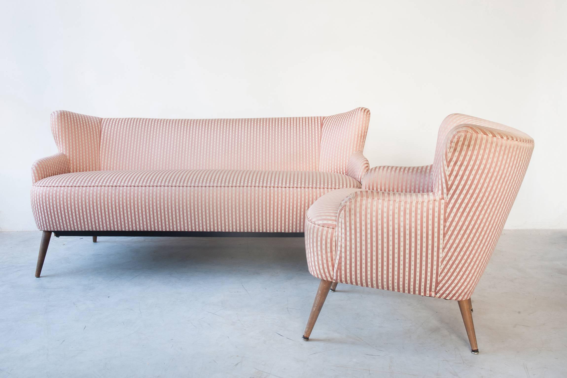 One of a kind, this beautiful authentic 1950s club cocktail chair and sofa!
Material: original English silk fabric with teak wood legs. Very special in this separate pink-pink and ecru lined decor.
Considering the age still in original very good