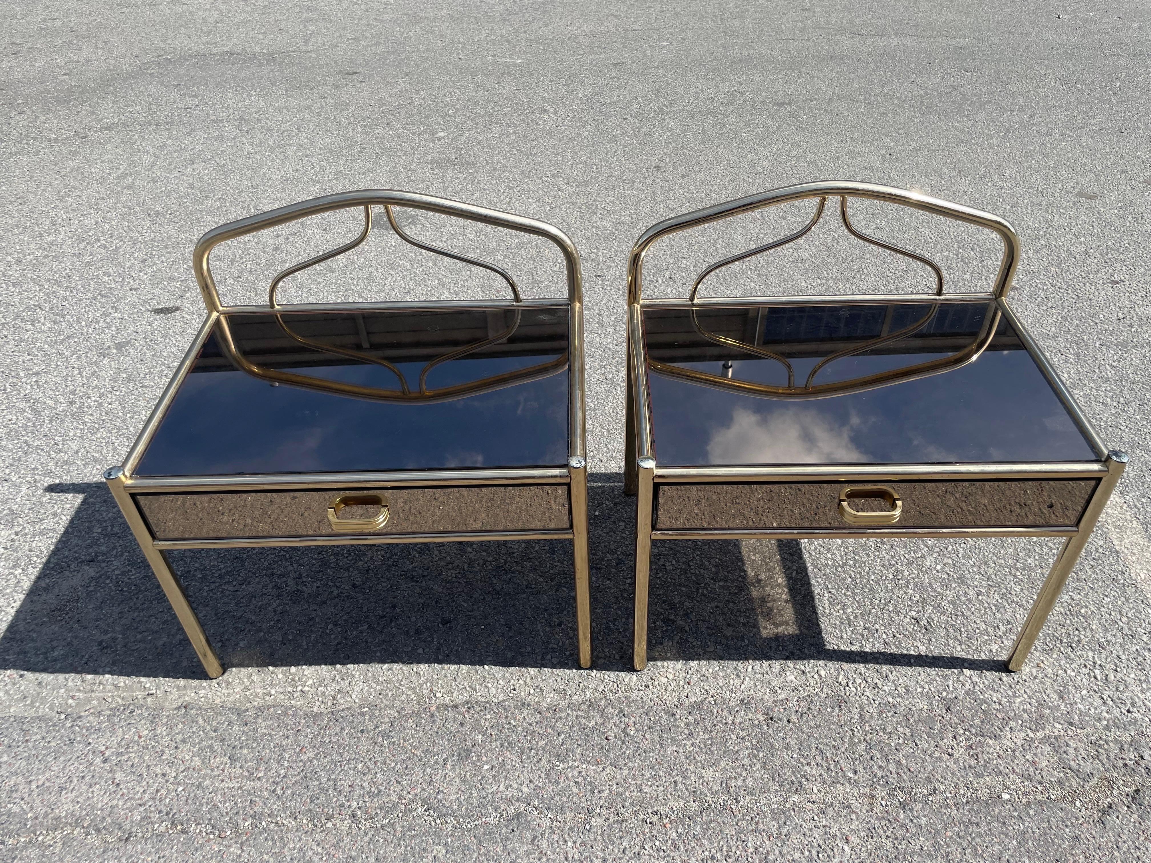 A set of 1970´s brass-plated chrome nightstands with glass mirror effect For Sale 1