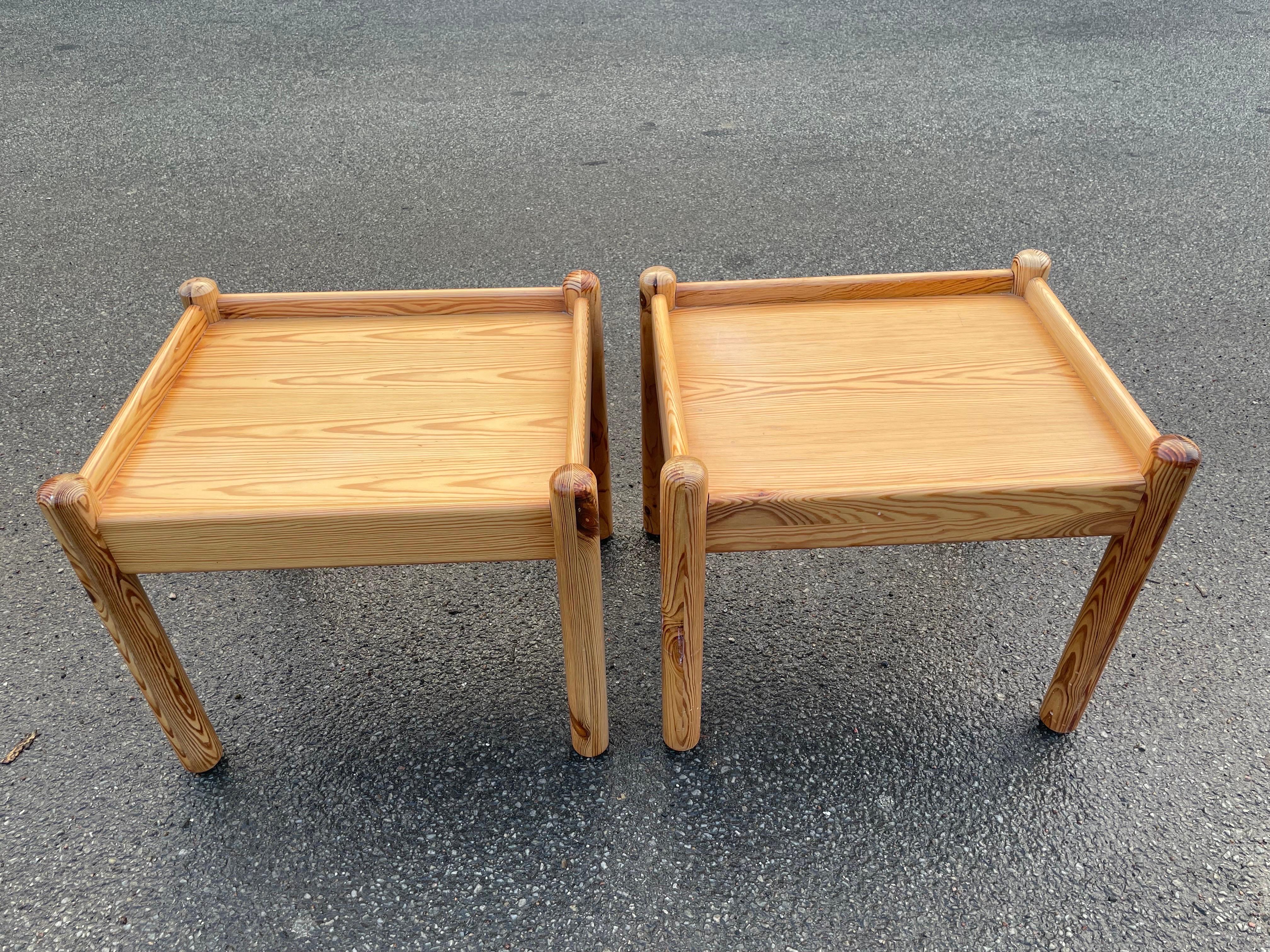 Mid-Century Modern Ensemble de tables d'appoint ou de chevets en pin brut scandinave des années 1970 en vente