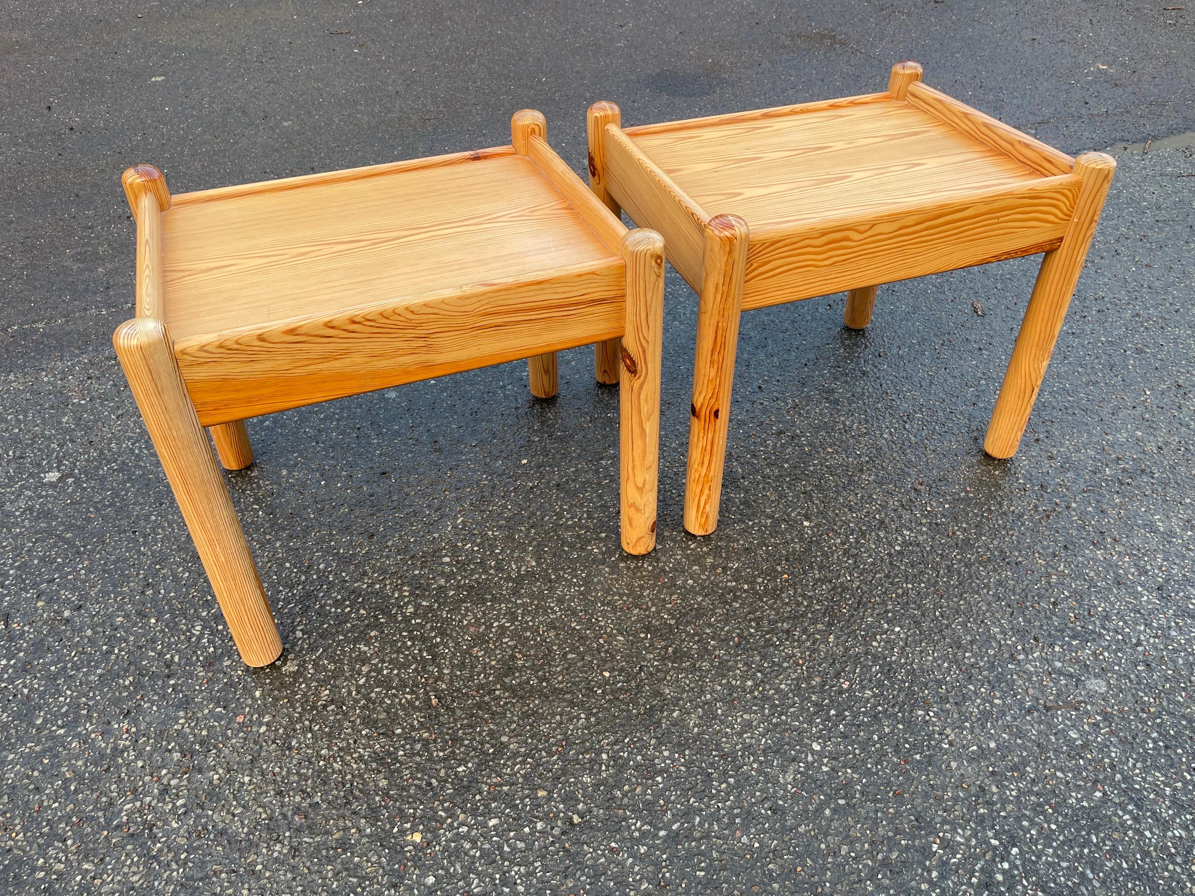 Pin Ensemble de tables d'appoint ou de chevets en pin brut scandinave des années 1970 en vente
