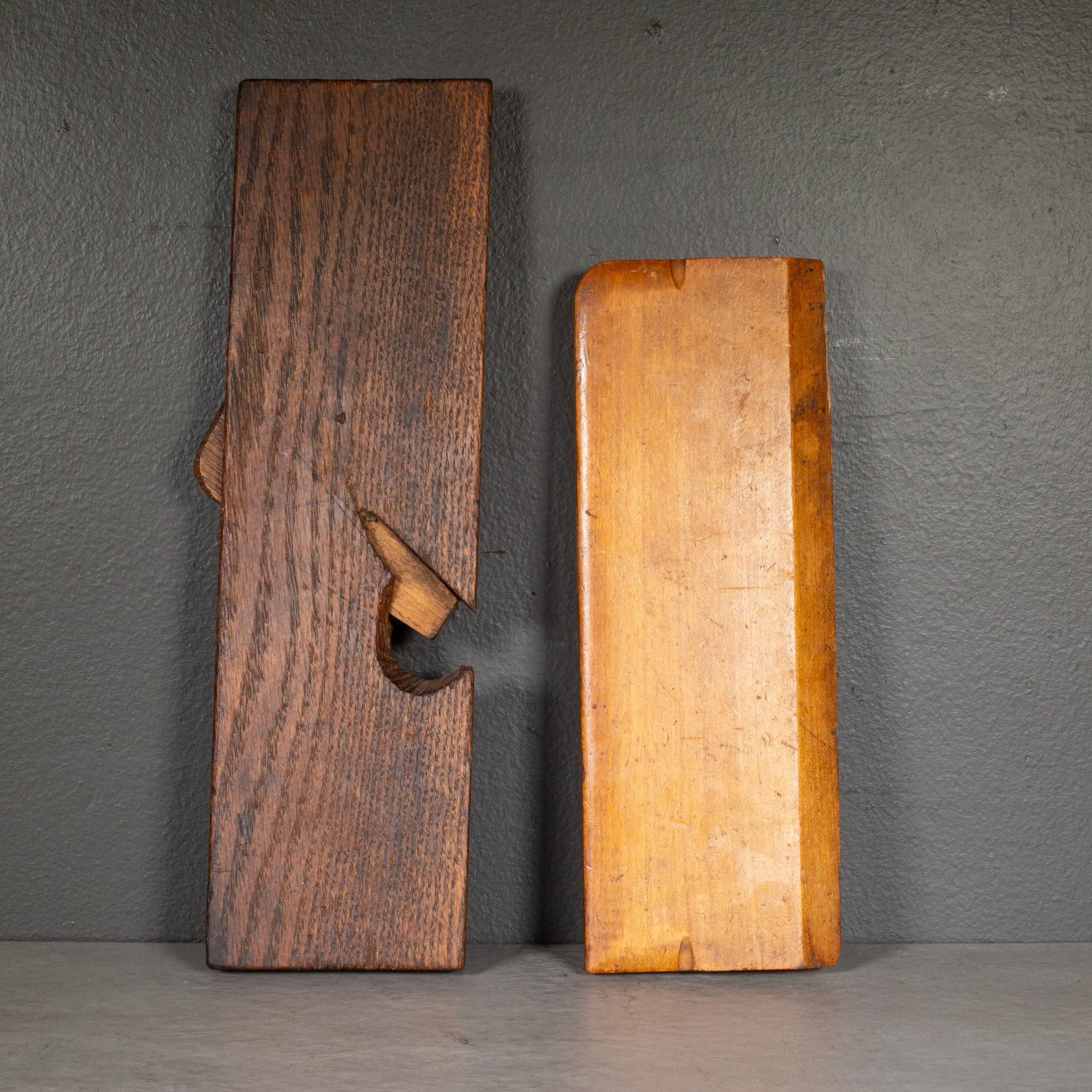 À PROPOS DE

Anciens rabots de menuiserie en bois utilisés pour fabriquer des garnitures et des moulures. Estampillé 