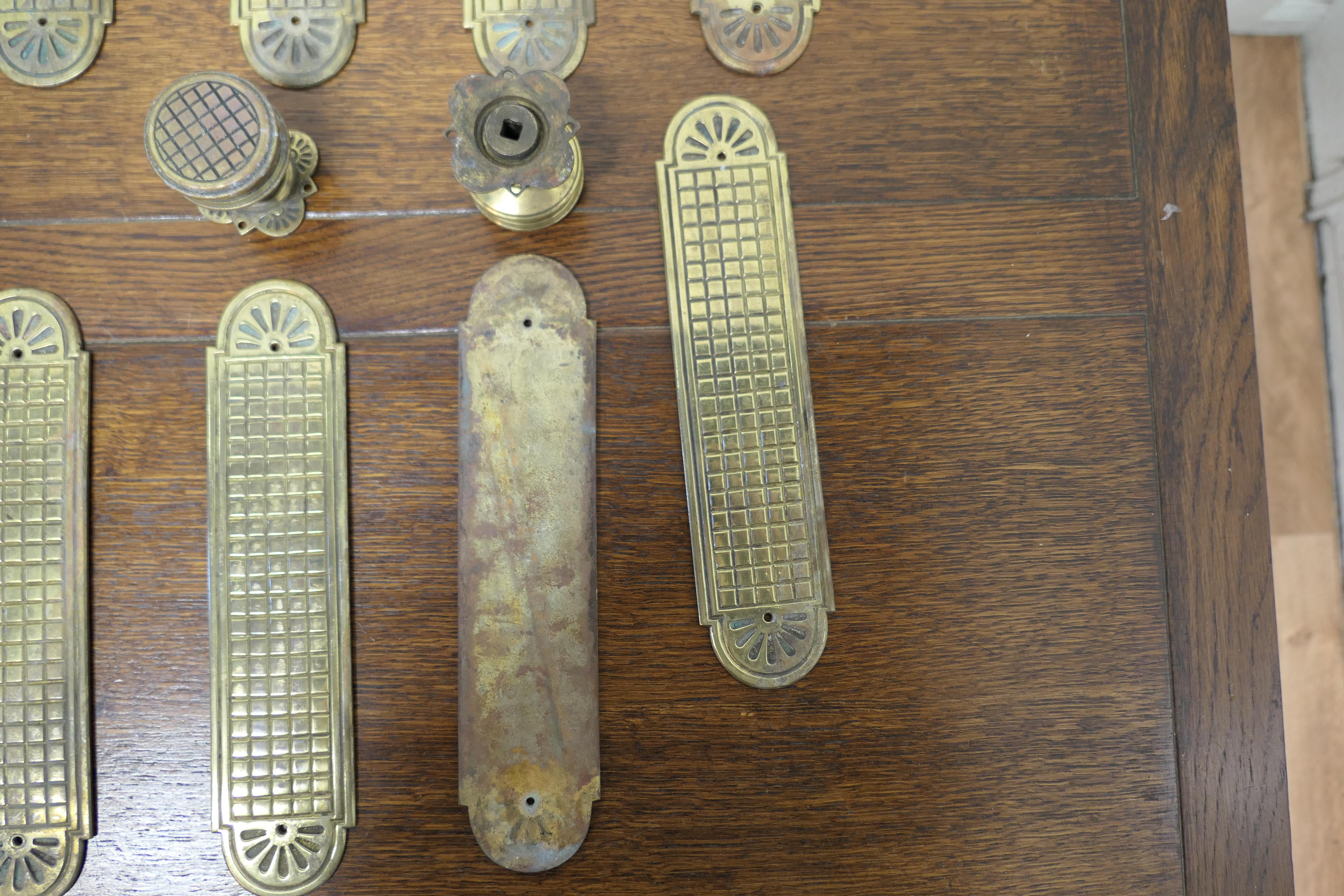 Set of 19th Century Arts and Crafts Brass Door Finger Plates and Knobs In Good Condition For Sale In Chillerton, Isle of Wight