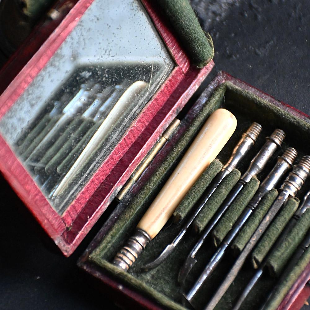 Set of 19th Century Dental Hygiene Tools In Fair Condition For Sale In London, GB