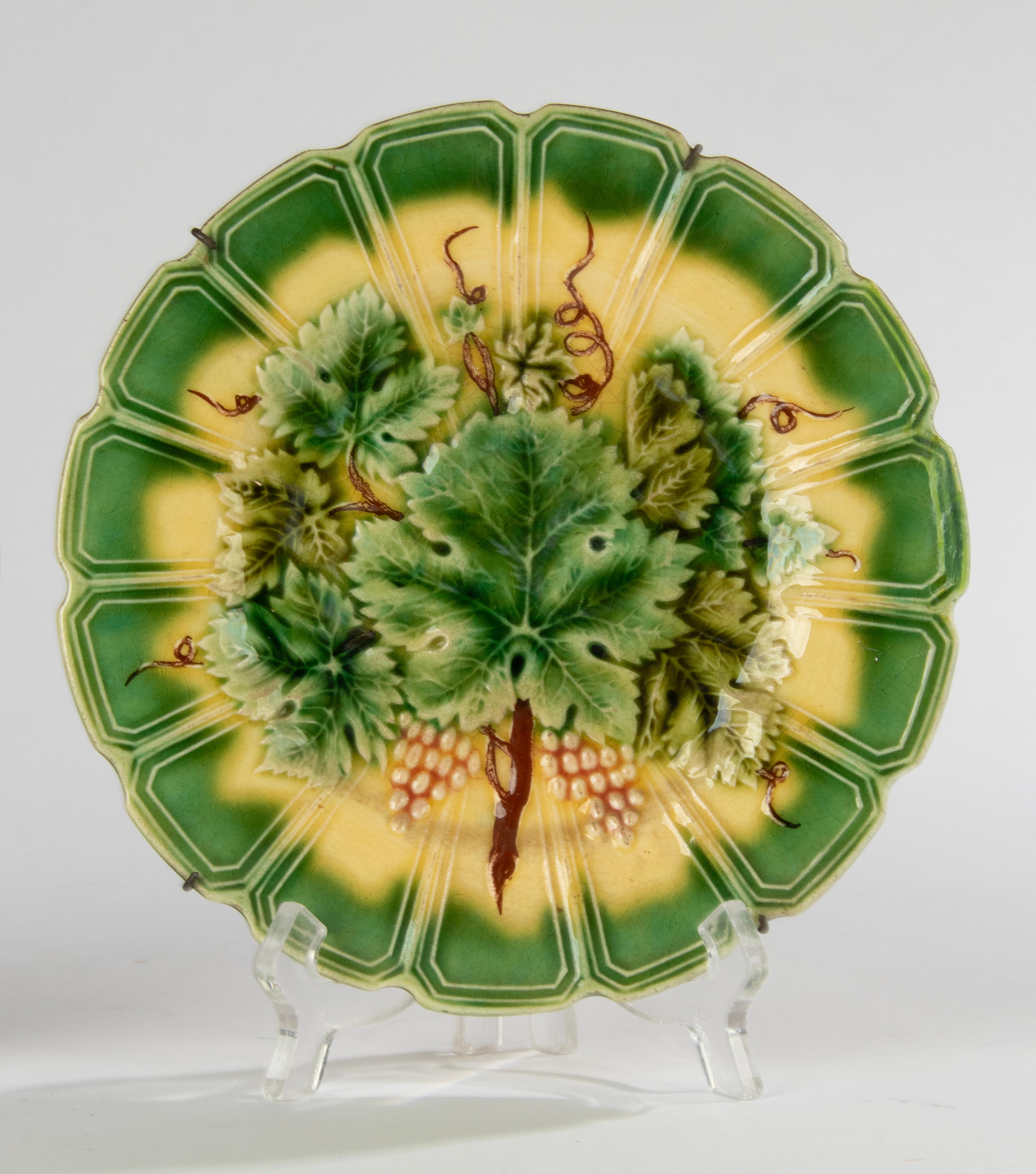 A Set of 2 Antique Majolica Plates made by Sarreguemines  For Sale 1