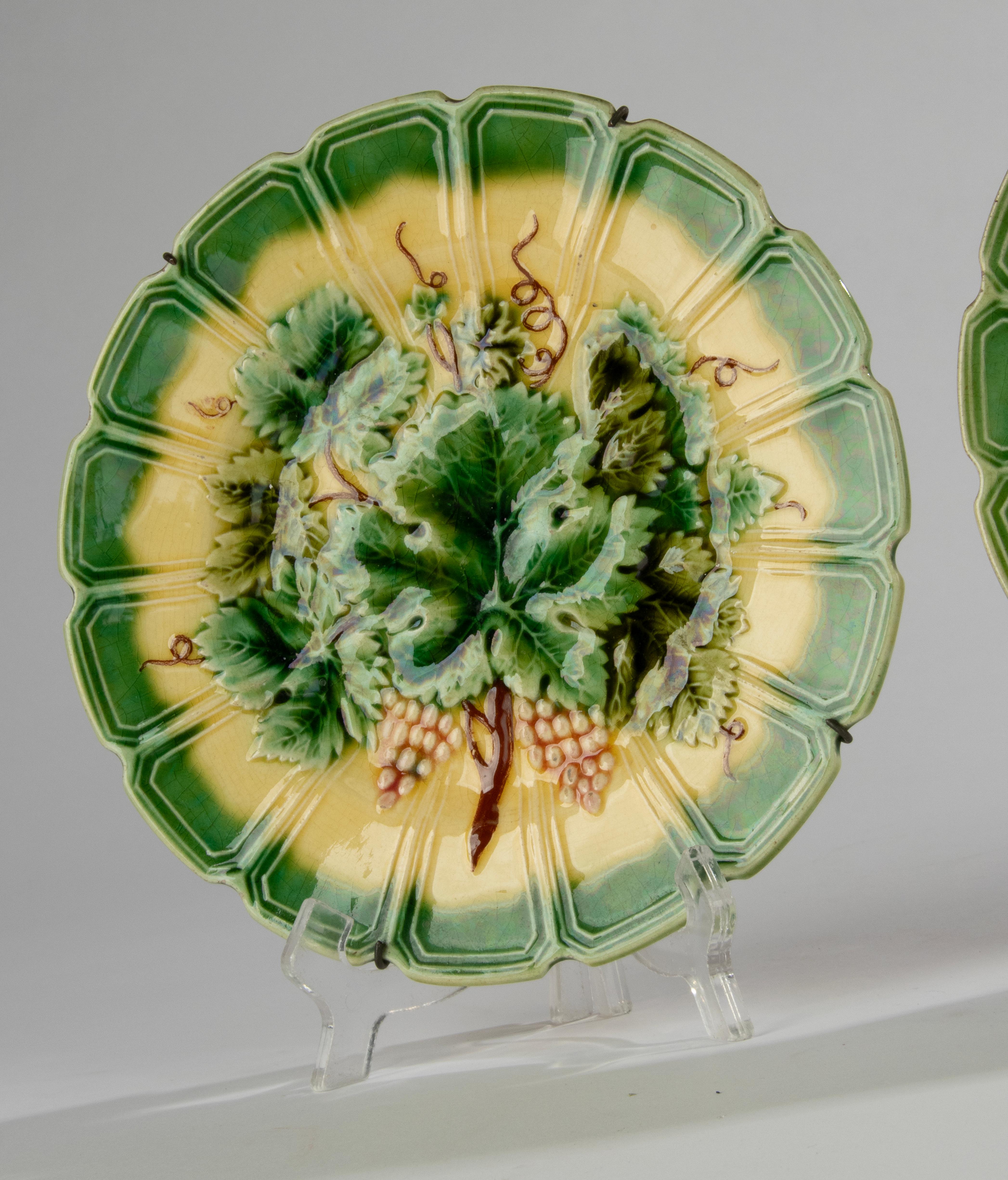 A Set of 2 Antique Majolica Plates made by Sarreguemines  In Good Condition For Sale In Casteren, Noord-Brabant