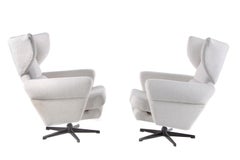A set of 2 armchairs