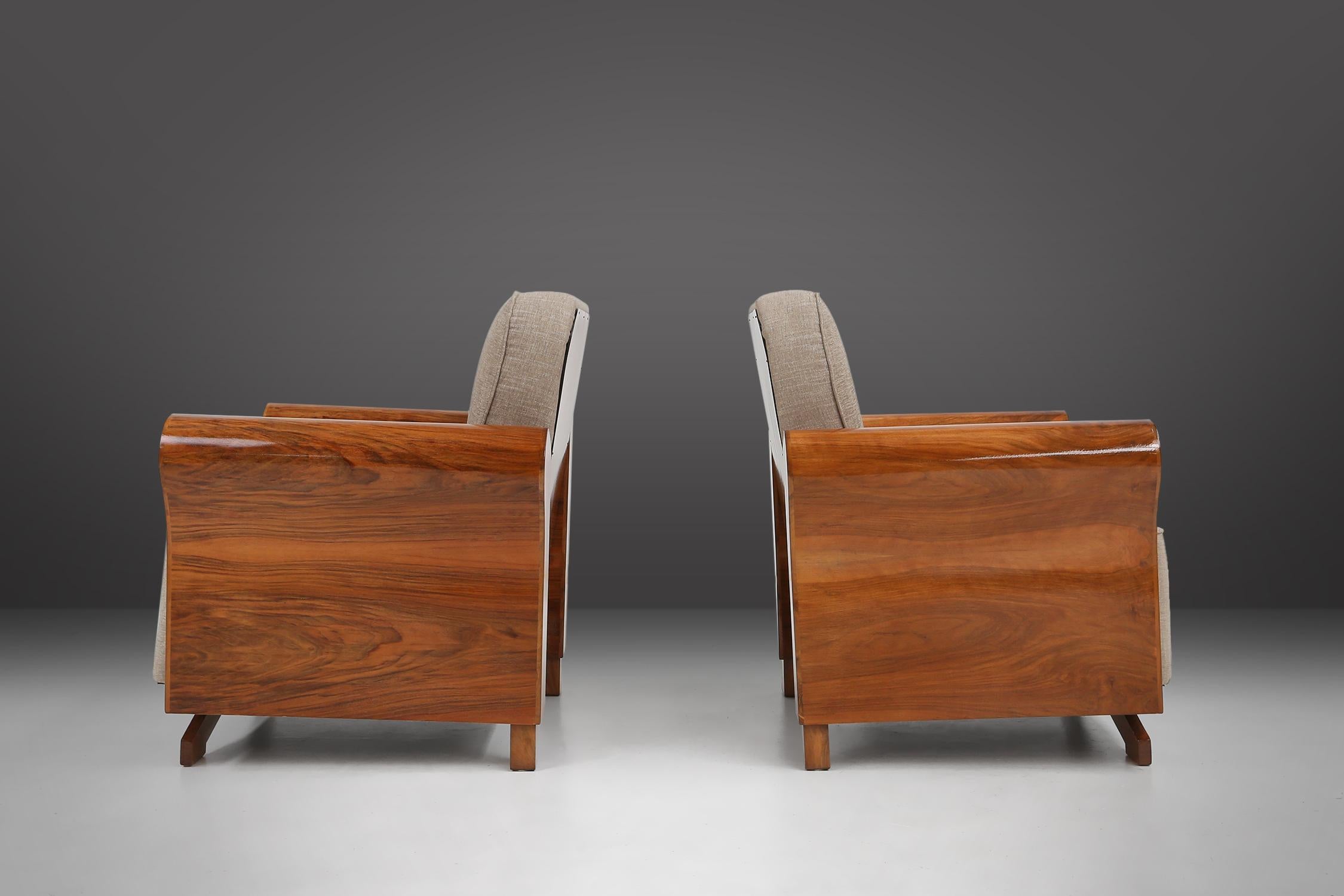 France / 1930 / set of 2 armchairs / walnut veneer and grey upholstery / Art Deco

A very stylish and extremely well made pair of Art Deco armchairs made in France in the 1930s. Crafted with the finest materials and attention to detail, these