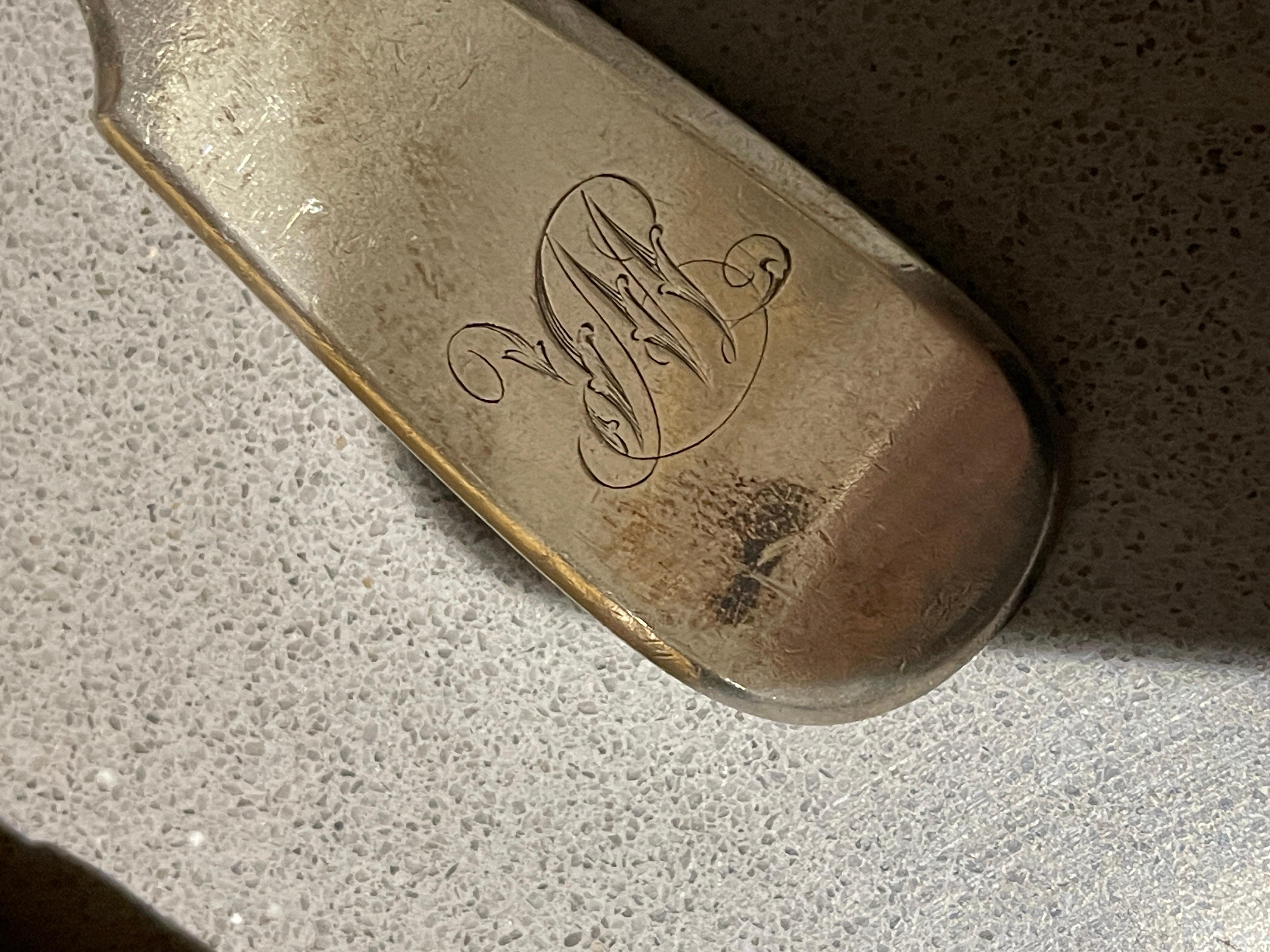 Un set di 2 bellissimi cucchiai d'argento per formaggio Stilton. Lieve monogramma BW sulla maniglia. Ottime condizioni, vedi foto. Misura circa 8
