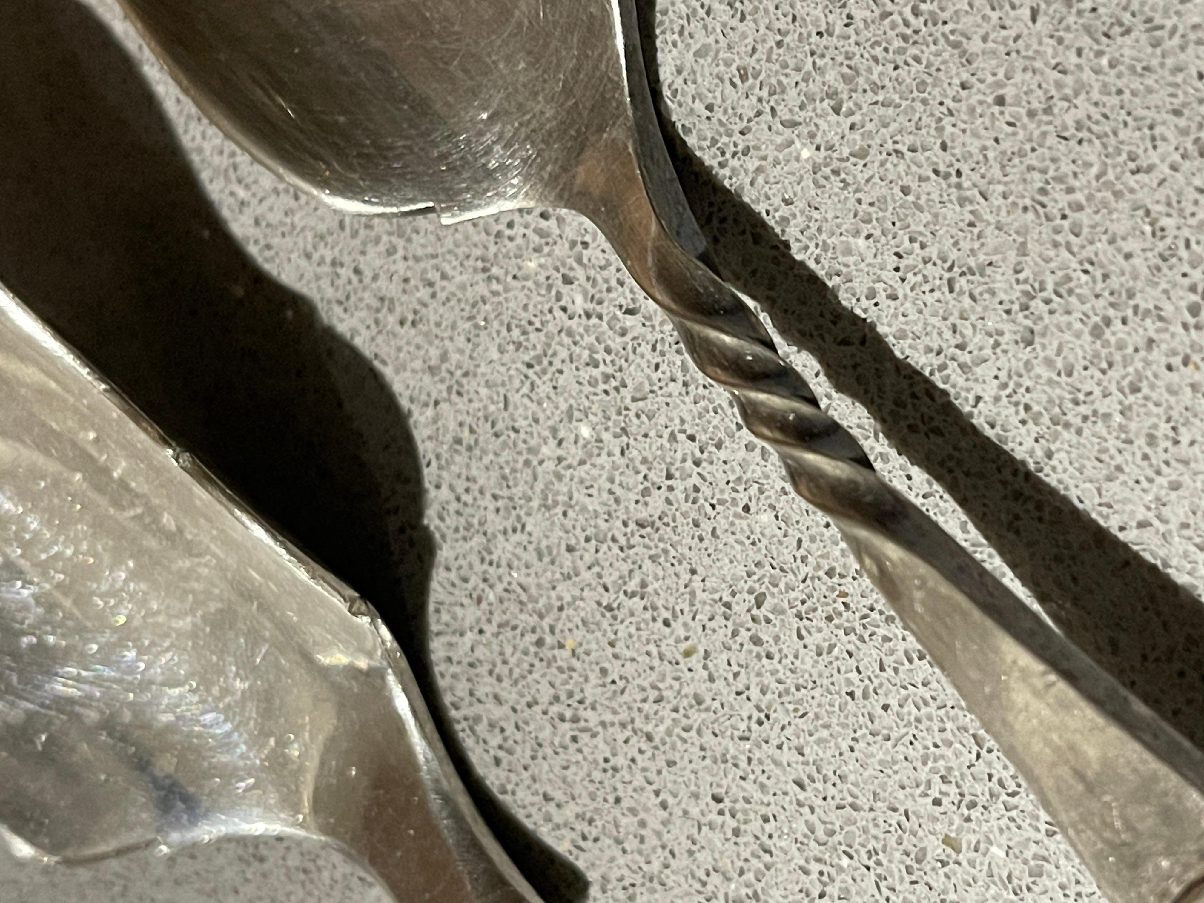 Britannico Un set di 2 cucchiai da formaggio, una coppia di cucchiai da formaggio in argento massiccio con marchio di garanzia in vendita