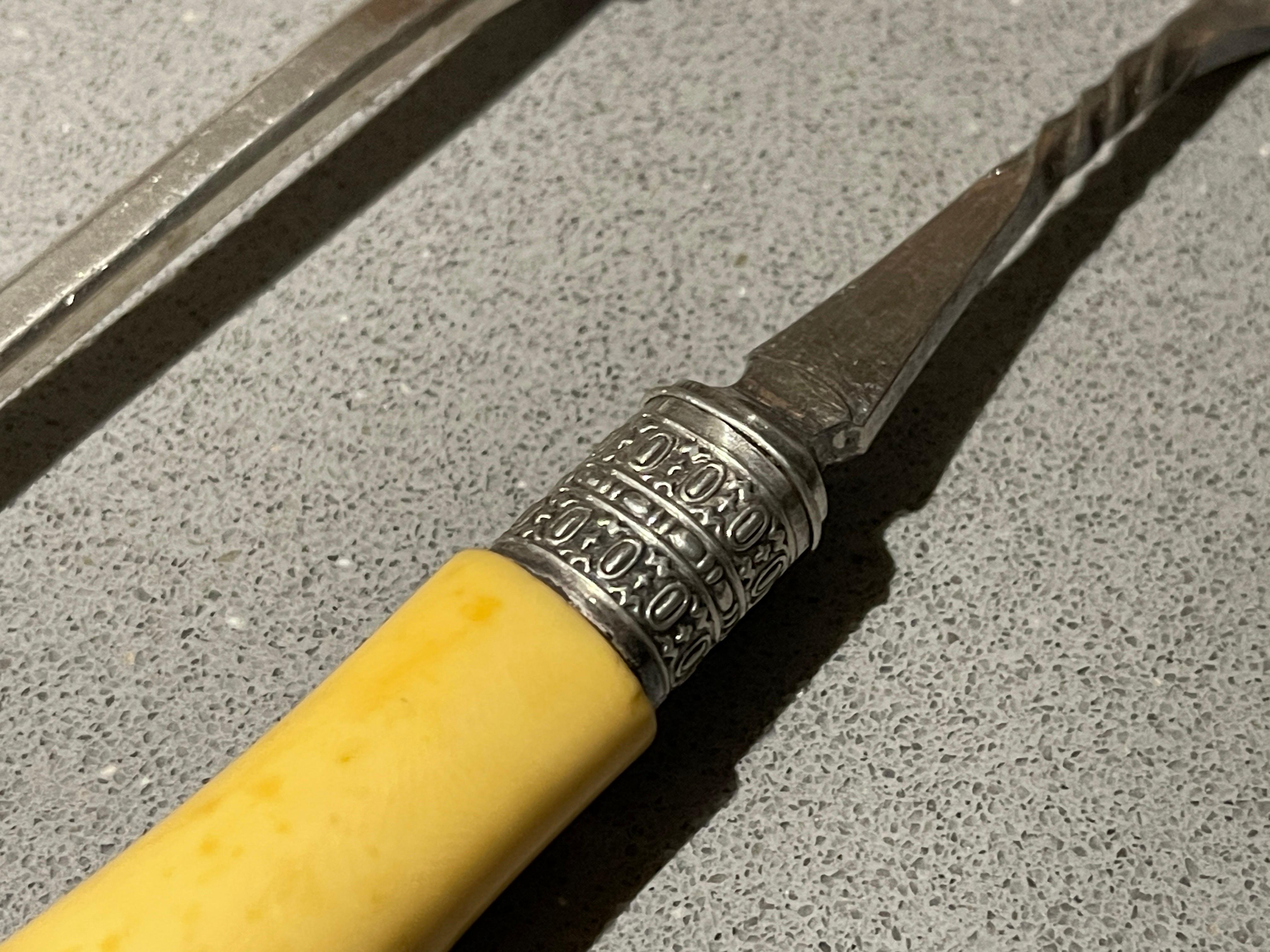 Un set di 2 cucchiai da formaggio, una coppia di cucchiai da formaggio in argento massiccio con marchio di garanzia In condizioni ottime in vendita a Wembley, GB