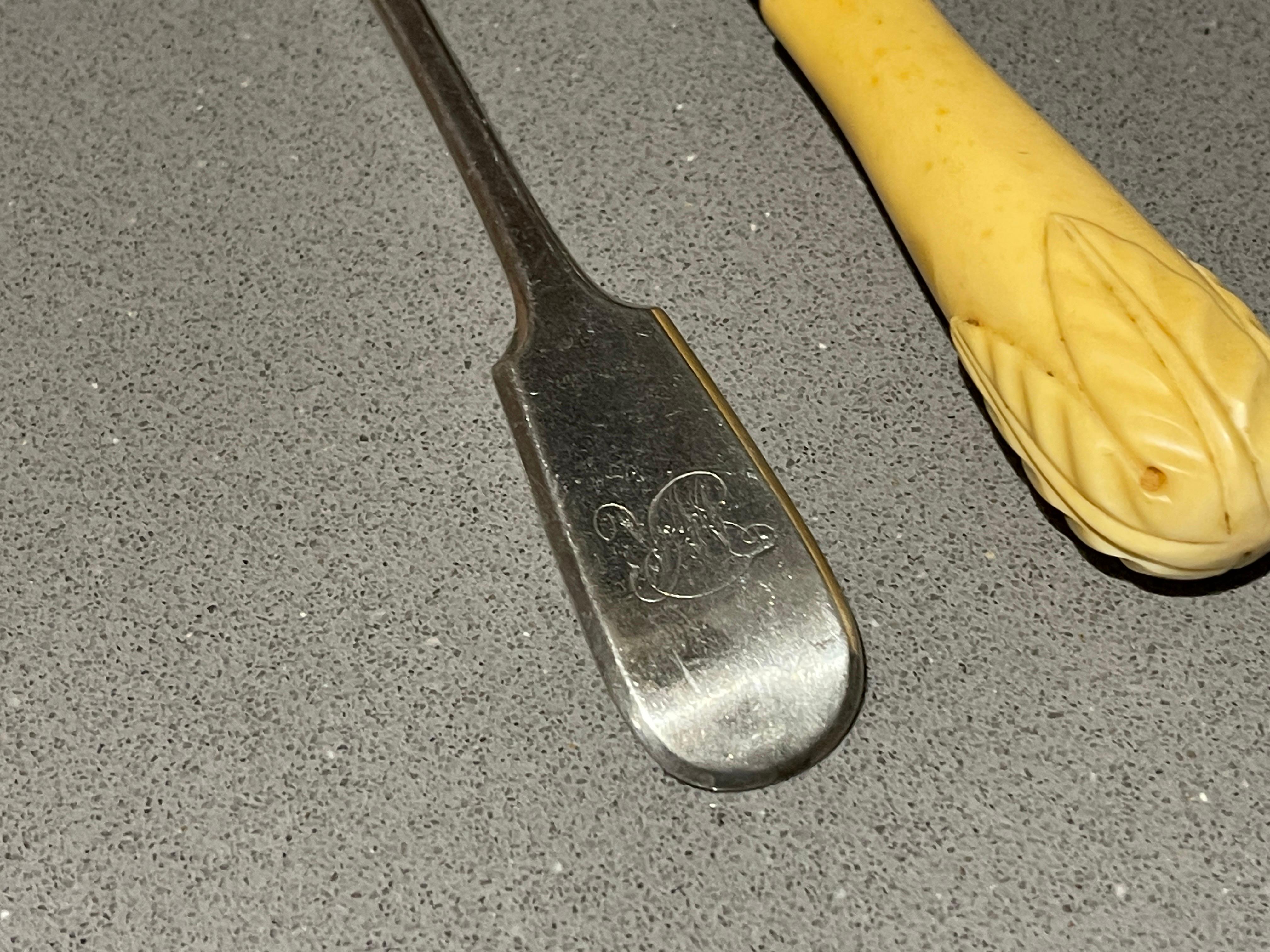 Inizio XX secolo Un set di 2 cucchiai da formaggio, una coppia di cucchiai da formaggio in argento massiccio con marchio di garanzia in vendita