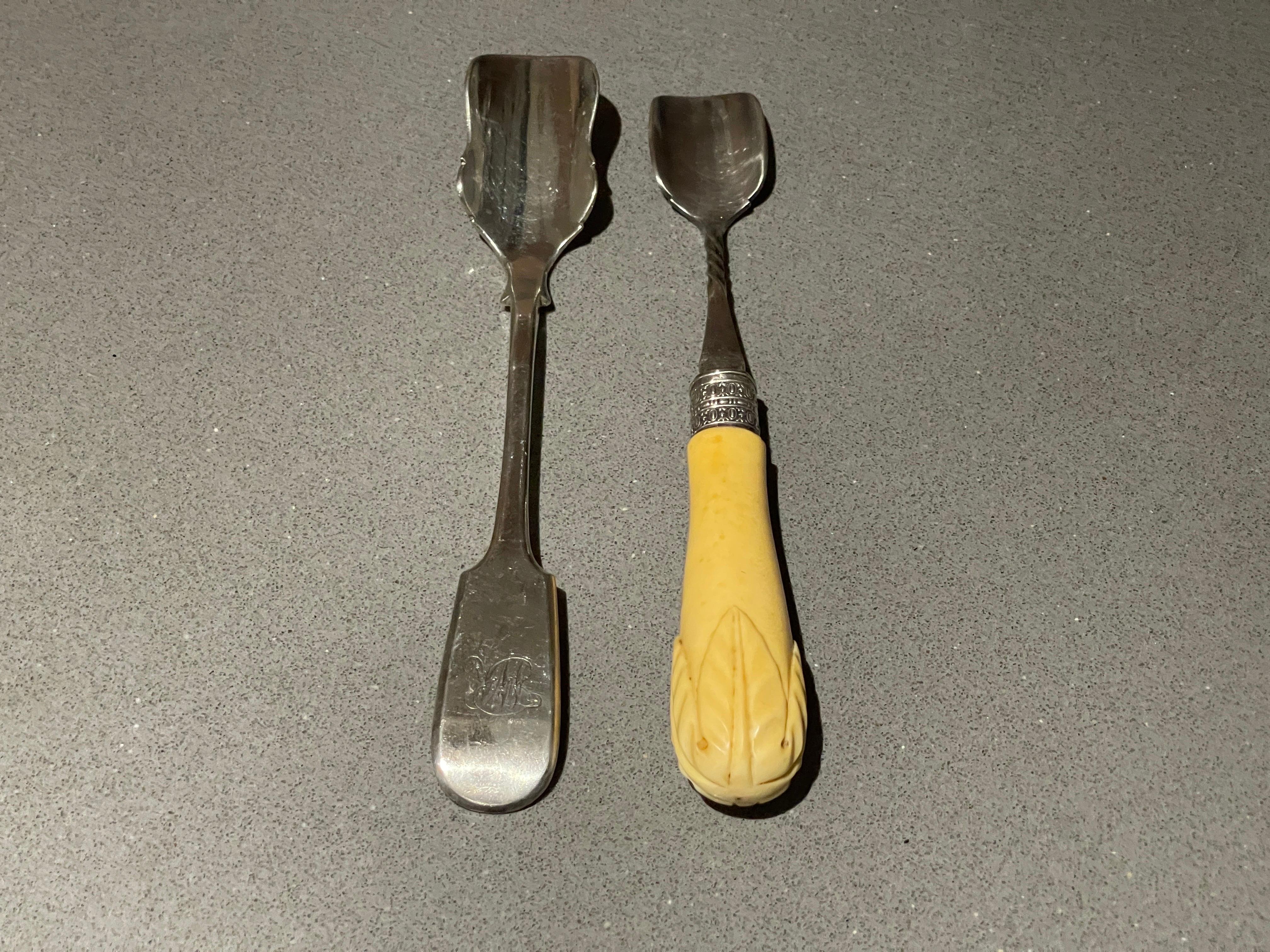 Argento Un set di 2 cucchiai da formaggio, una coppia di cucchiai da formaggio in argento massiccio con marchio di garanzia in vendita