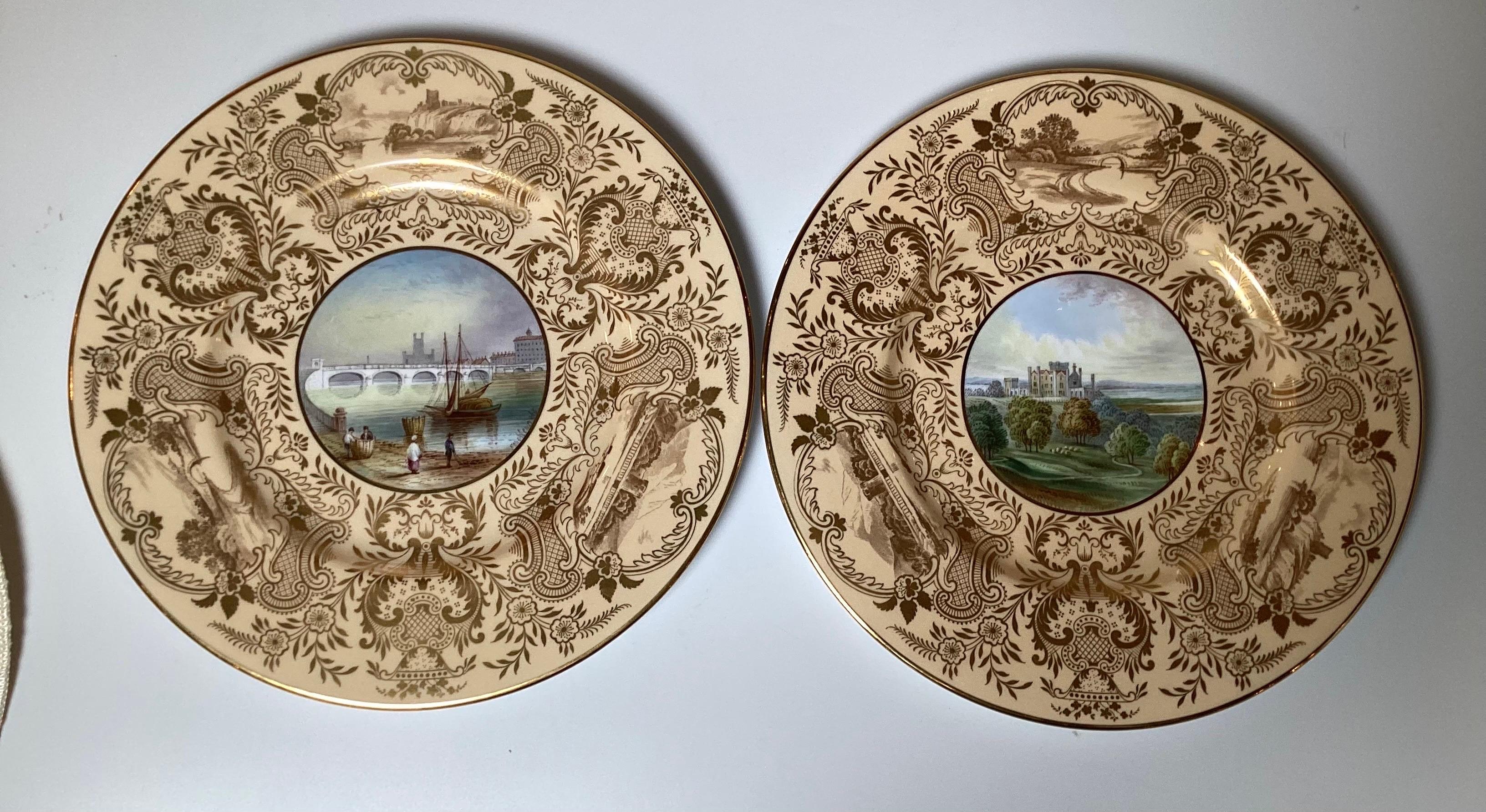 Porcelaine Ensemble de !2 assiettes de cabinet peintes à la main par l'artiste F. Micklewright en vente