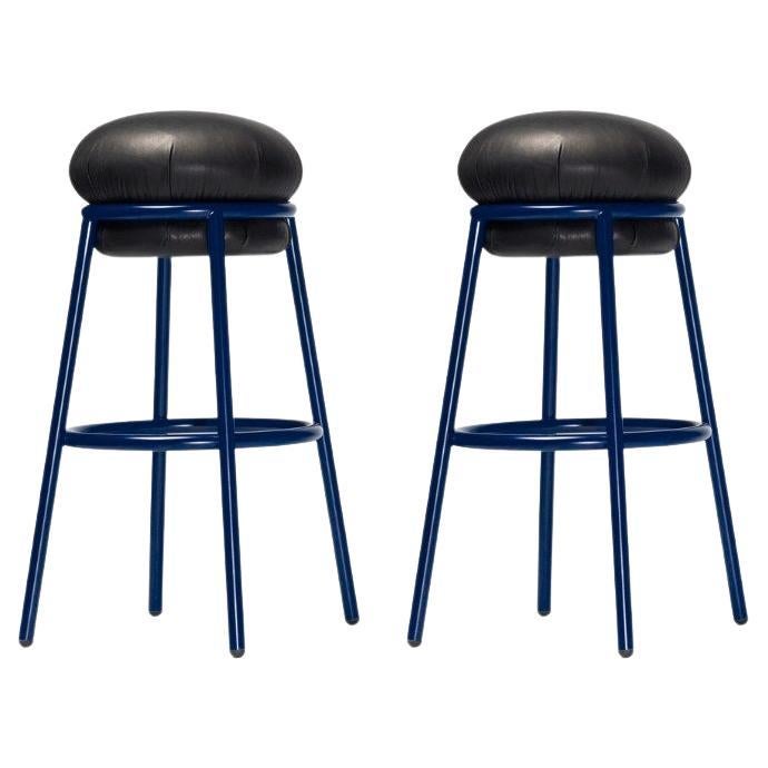 Un ensemble de 2 tabourets de bar Grasso avec cadre en acier peint en bleu et cuir noir 
