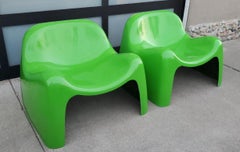 Un set di 2 sedie da salotto Toga in fibra di vetro verde Sedute moderne del Medio Secolo