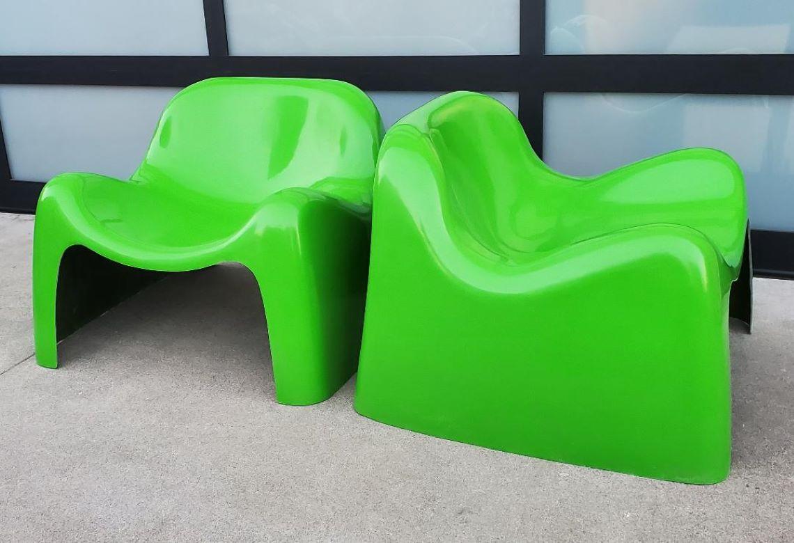 A Set Of 2 Green Fiberglass Toga Lounge Chairs Mid Century Modern Seating For Sale 2