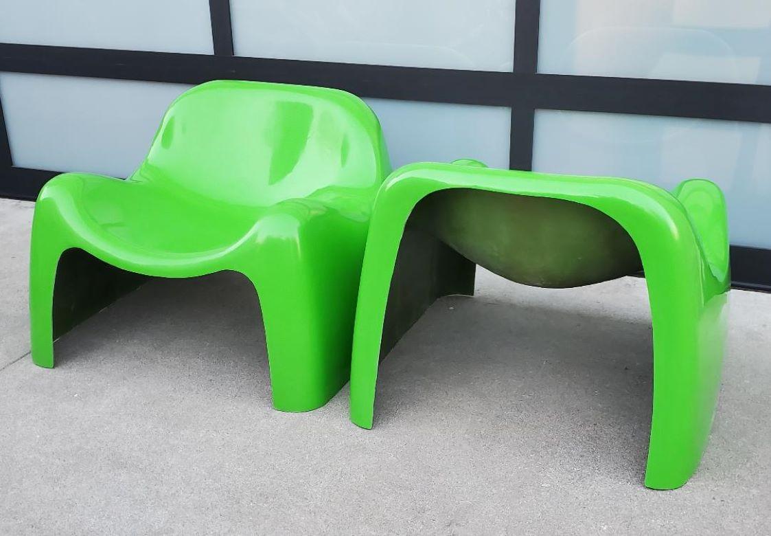 A Set Of 2 Green Fiberglass Toga Lounge Chairs Mid Century Modern Seating For Sale 3