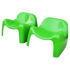 Un set di 2 sedie da salotto Toga in fibra di vetro verde Sedute moderne del Medio Secolo