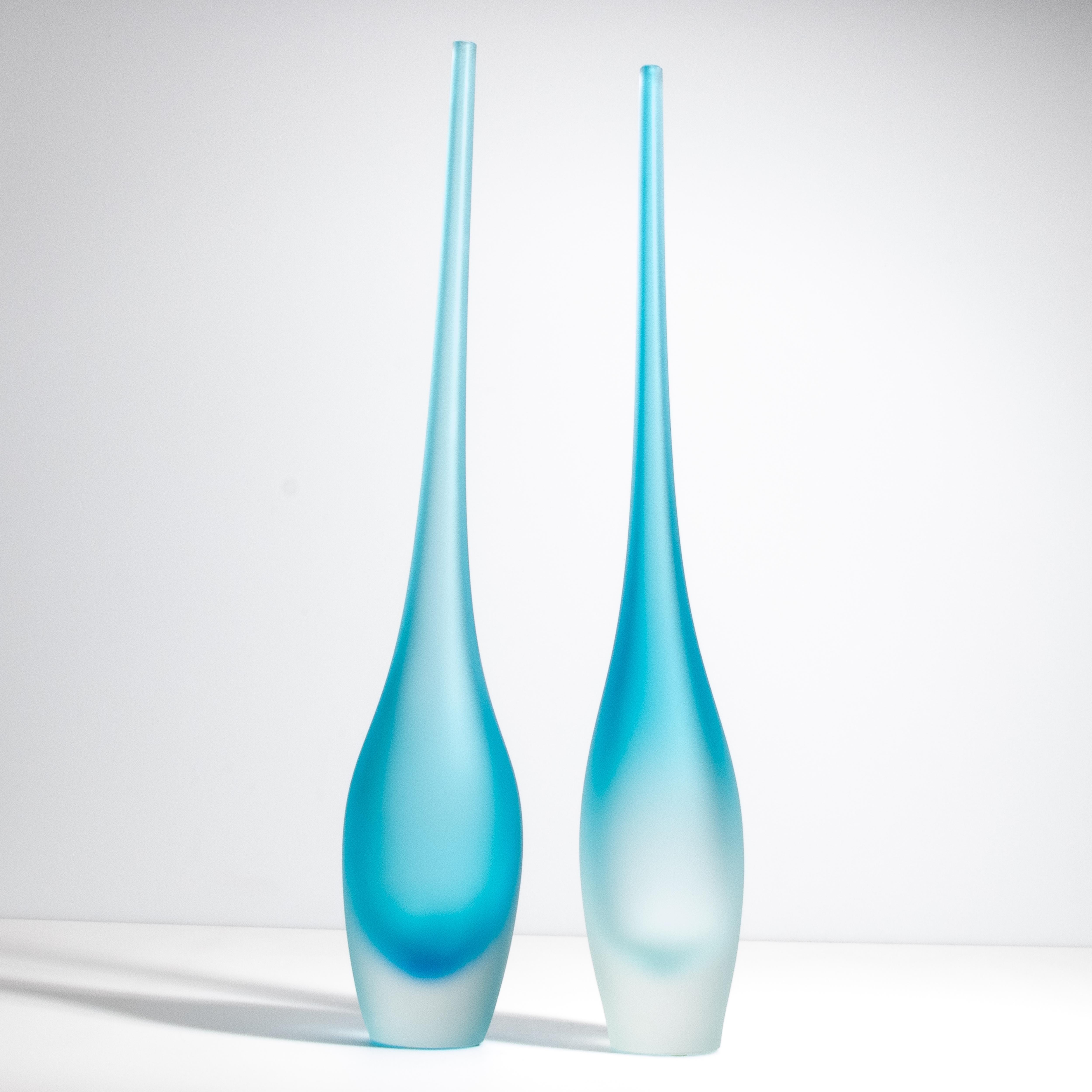 Moderno Un set di 2 vasi a forma di flauto di Murano soffiati a mano in acquamarina in vendita