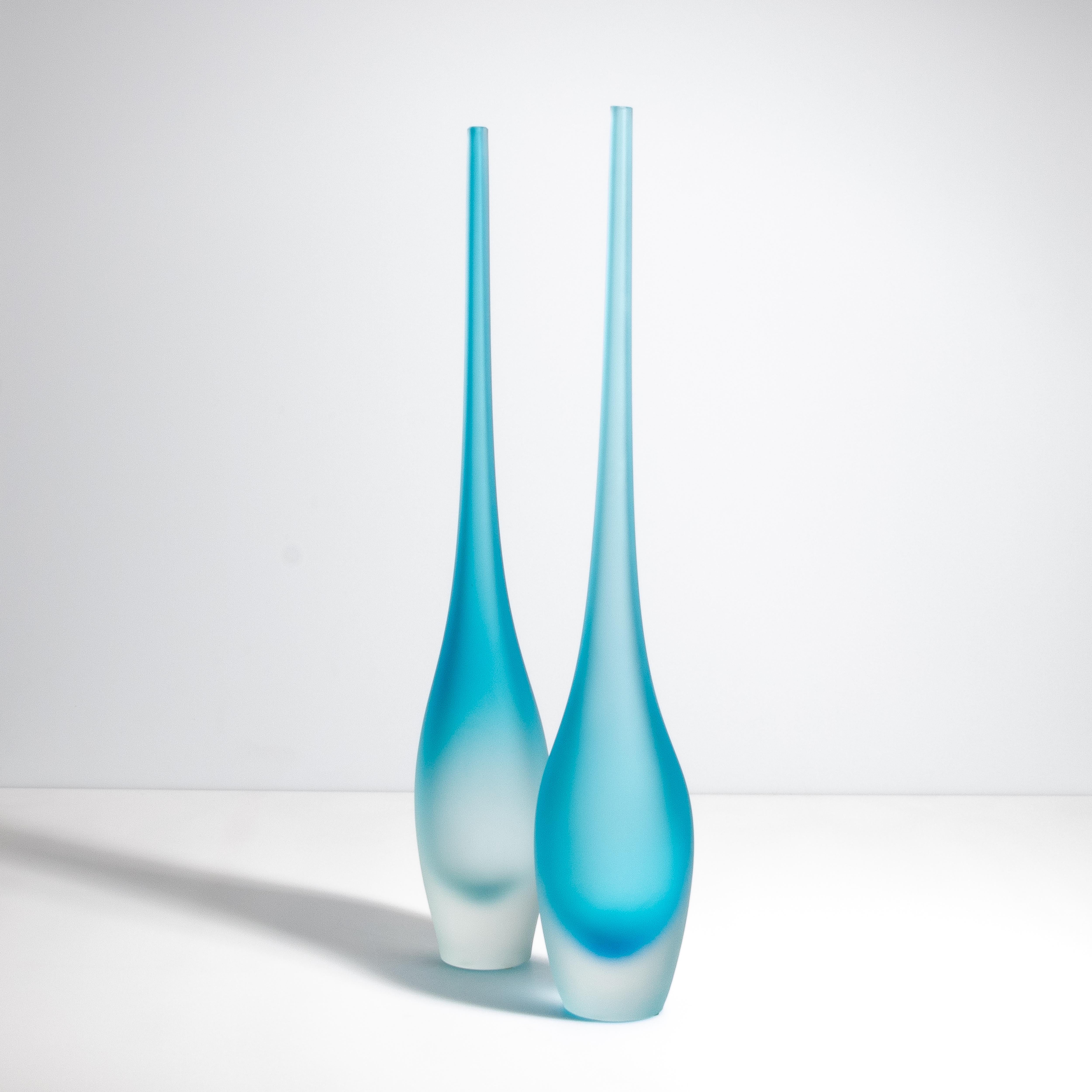 Italiano Un set di 2 vasi a forma di flauto di Murano soffiati a mano in acquamarina in vendita