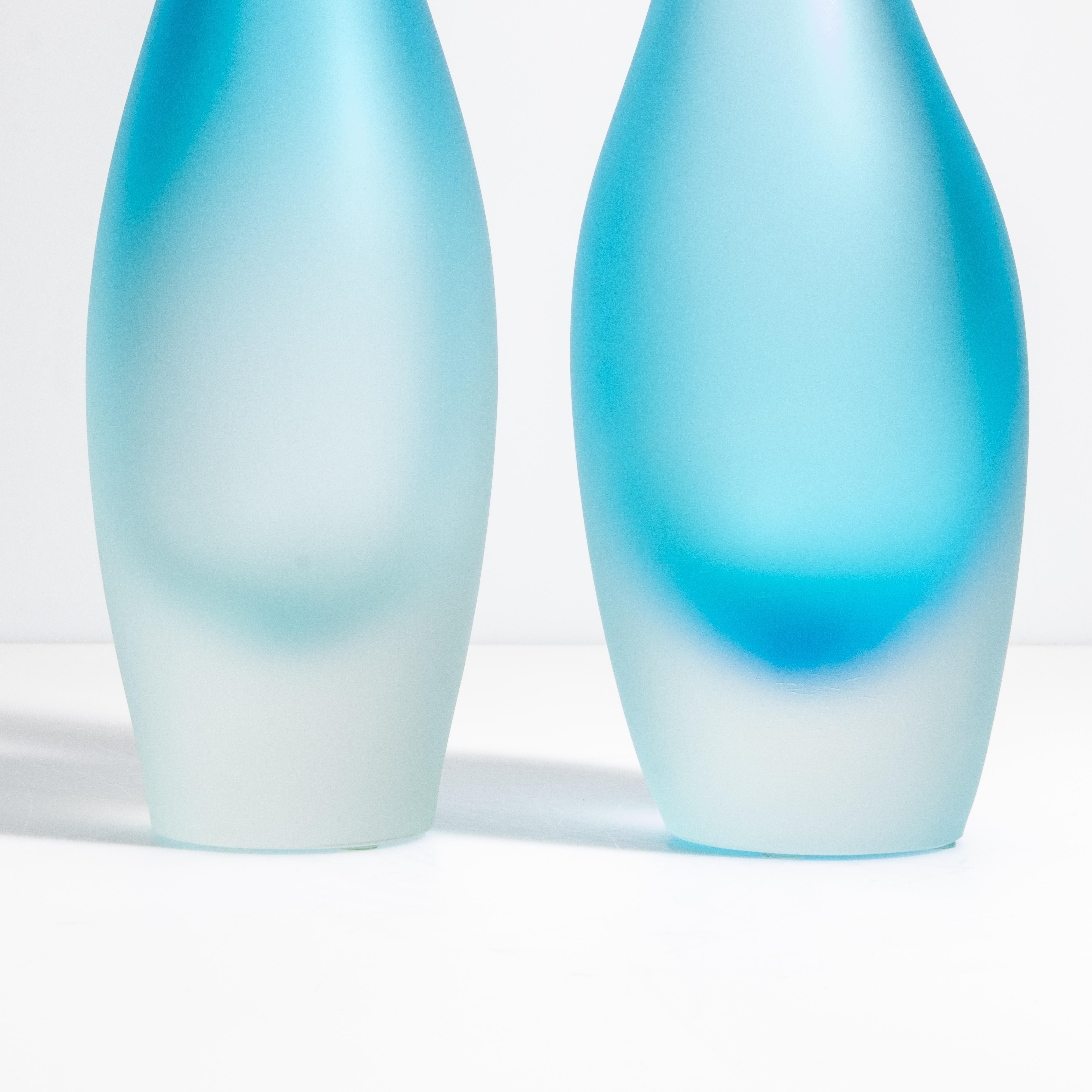 Un set di 2 vasi a forma di flauto di Murano soffiati a mano in acquamarina In condizioni ottime in vendita a West Hollywood, CA