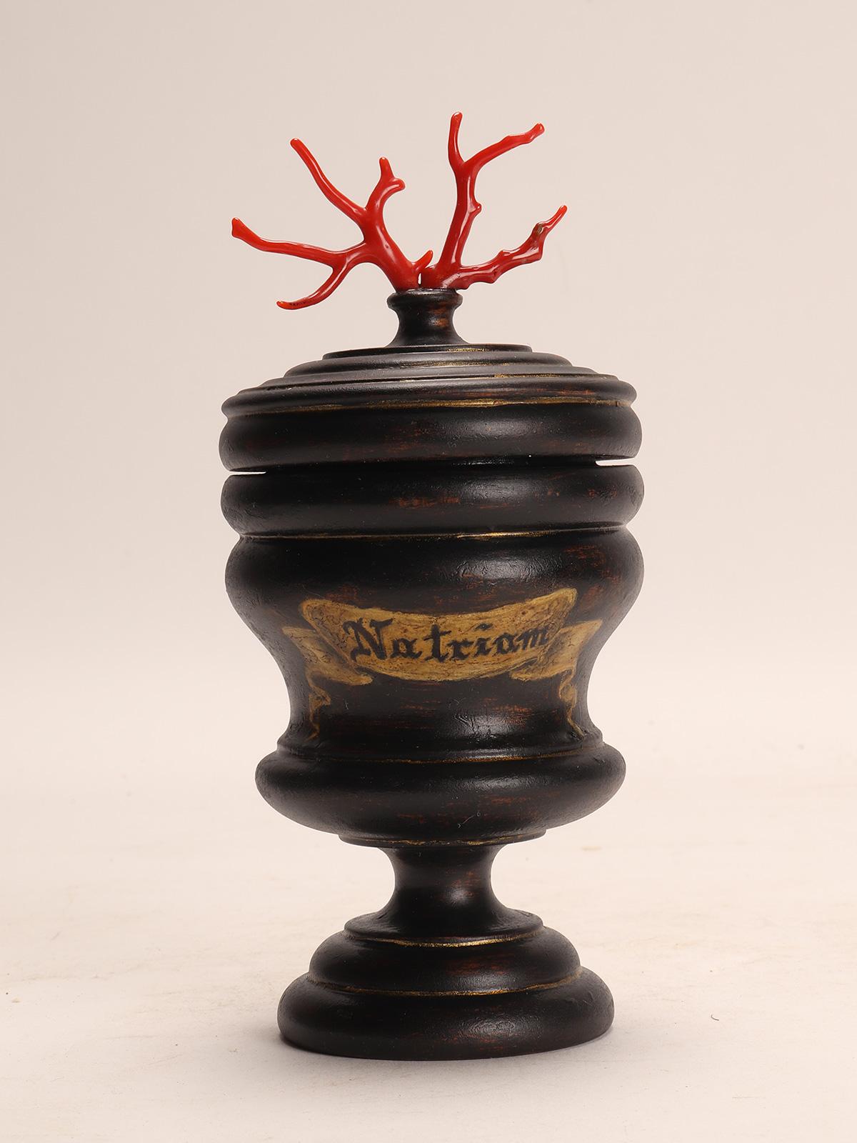 Italiano Set di 2 vasi in legno da farmacia per erboristeria, Italia, circa 1850. in vendita