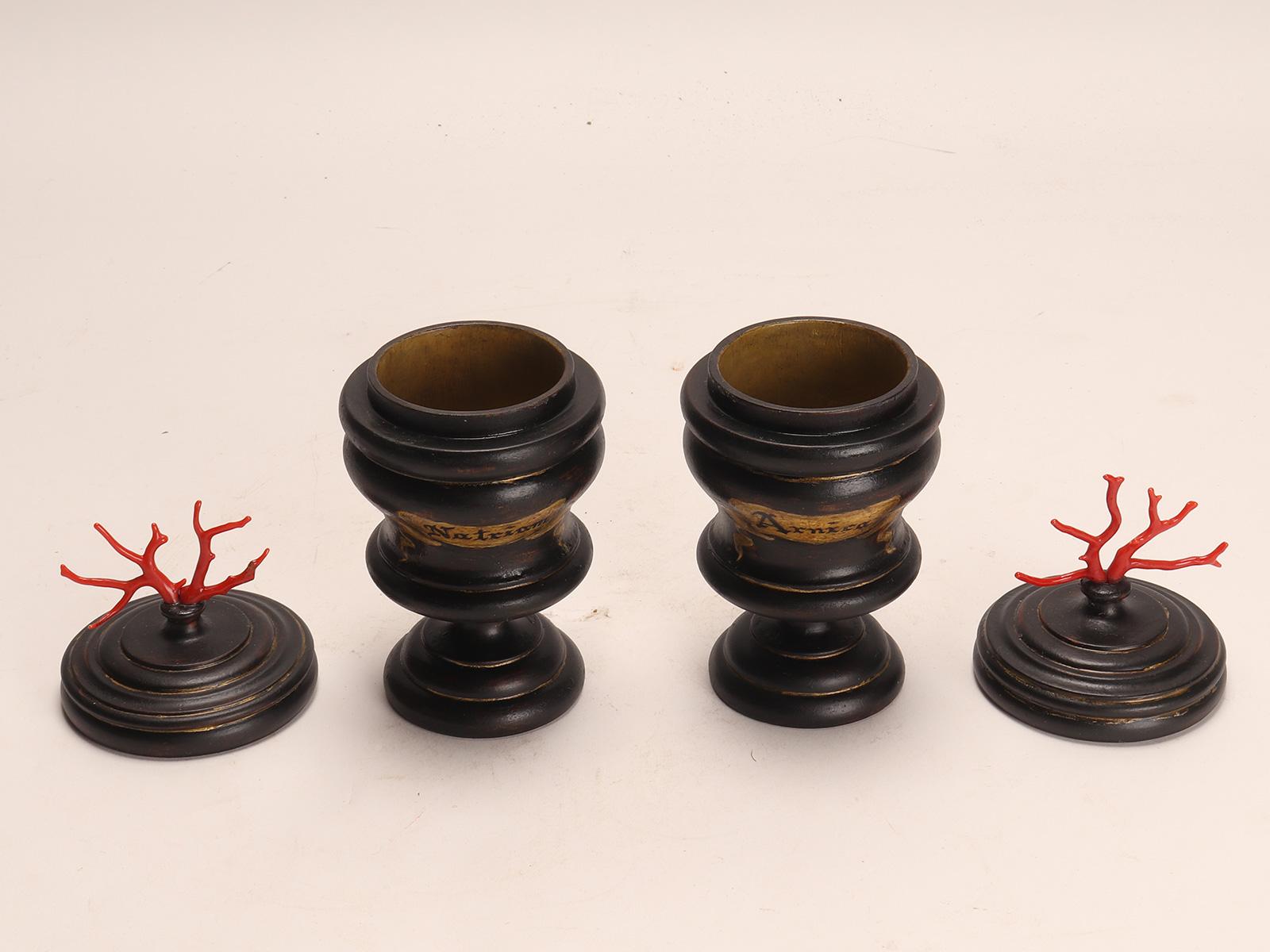 Set di 2 vasi in legno da farmacia per erboristeria, Italia, circa 1850. in vendita 2