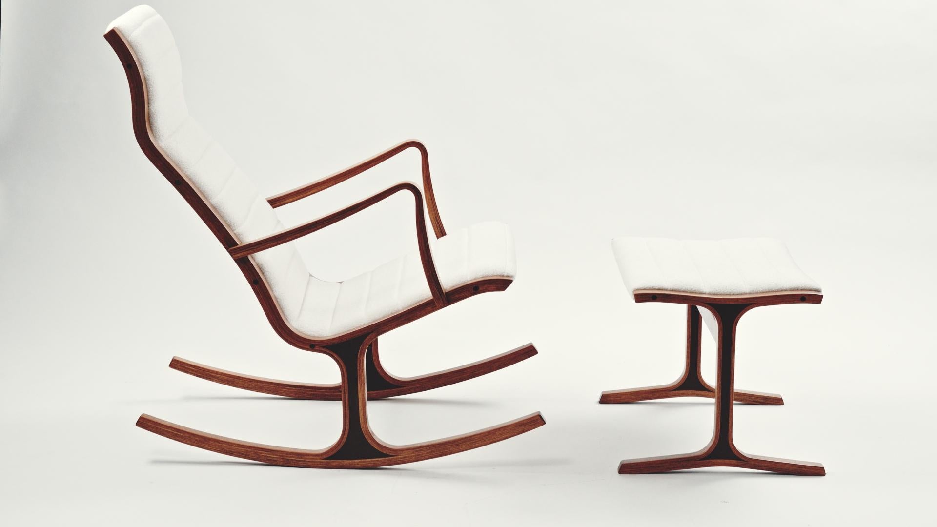 Conçu en 1966, le rocking-chair Heron de Mitsumasa Sugasawa pour Tendo Mokko est l'un des designs japonais les plus emblématiques avec une influence occidentale. 
Il se caractérise par une construction en bois de chêne courbé, associée à deux