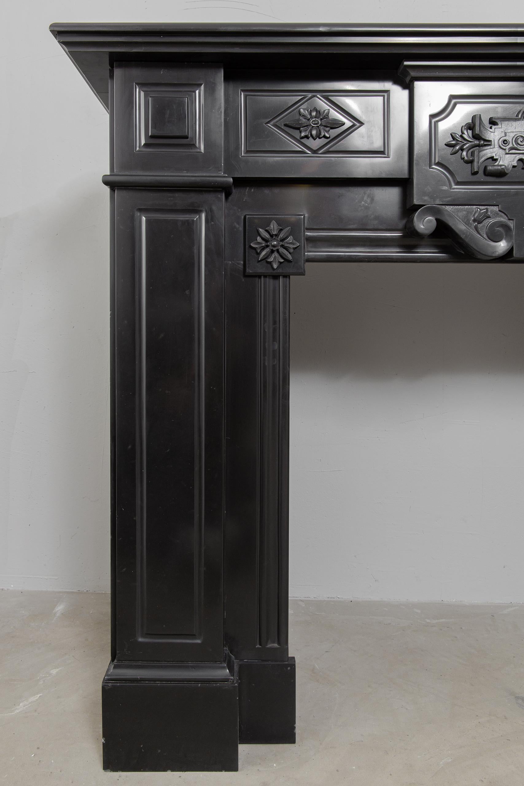 XIXe siècle Ensemble de 2 cheminées circulaires identiques en marbre noir Noir de Mazy en vente