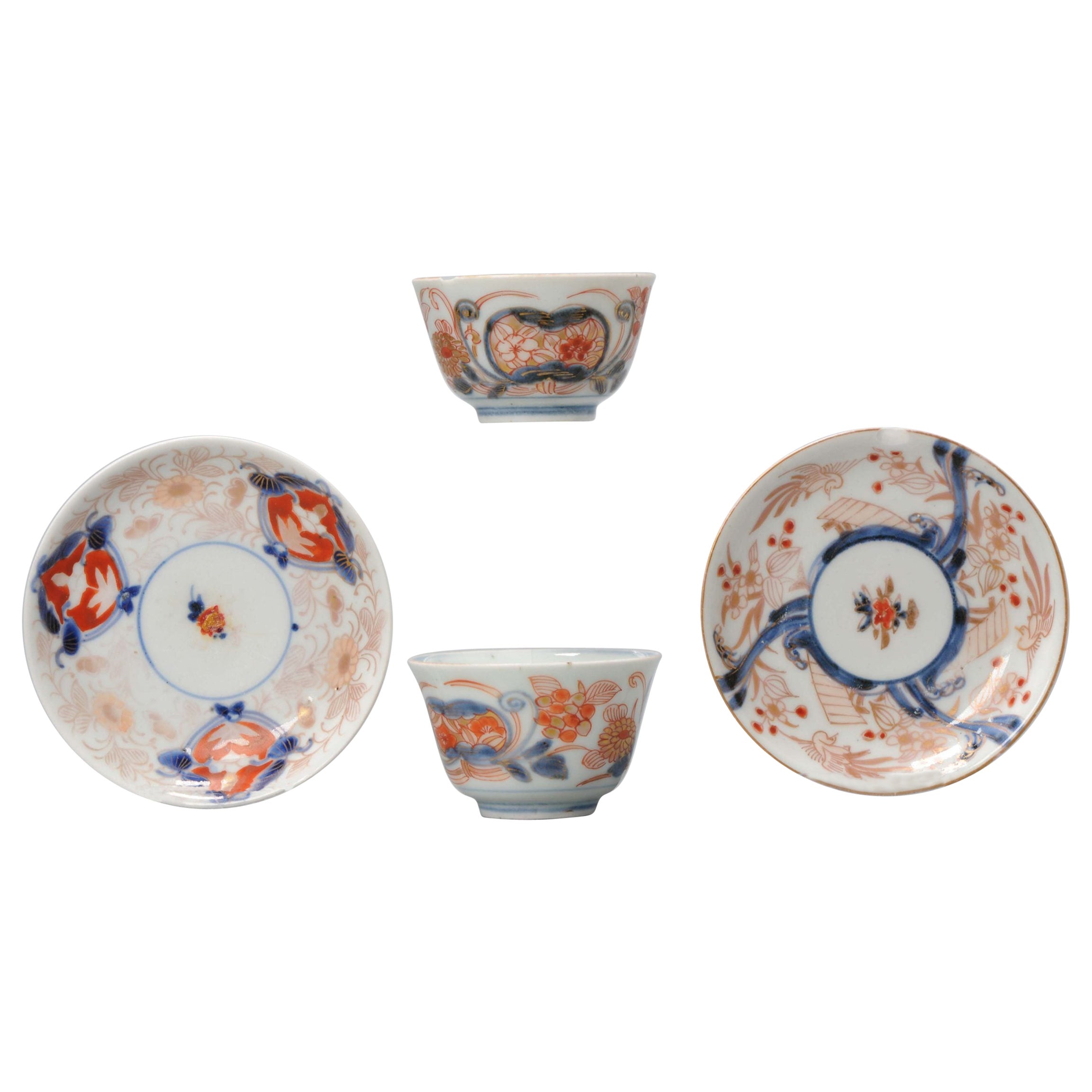 Un set di 2 ciotole da tè e piattini in porcellana Imari Porcelain del periodo Edo Giappone